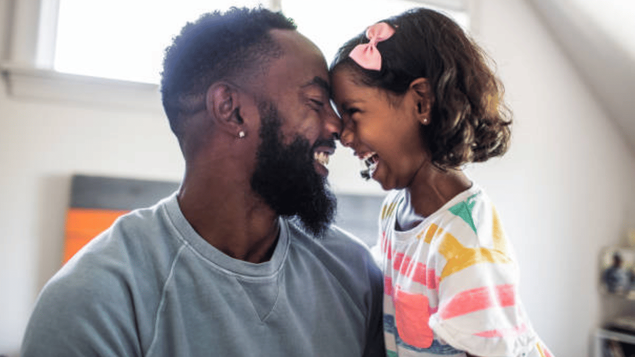 സുരക്ഷയുടെ കാര്യത്തിൽ അലംഭാവം കാണിക്കുന്നത് മകളുടെ ഭാവിയെ അപകടത്തിലാക്കും. വീടിനകത്തും പുറത്തും അവൾക്ക് സുരക്ഷിതമായ അന്തരീക്ഷം നൽകുകയും, സ്വയം പ്രതിരോധിക്കാനുള്ള അറിവ് നൽകുകയും ചെയ്യണം. (Image Credit: Getty Images)