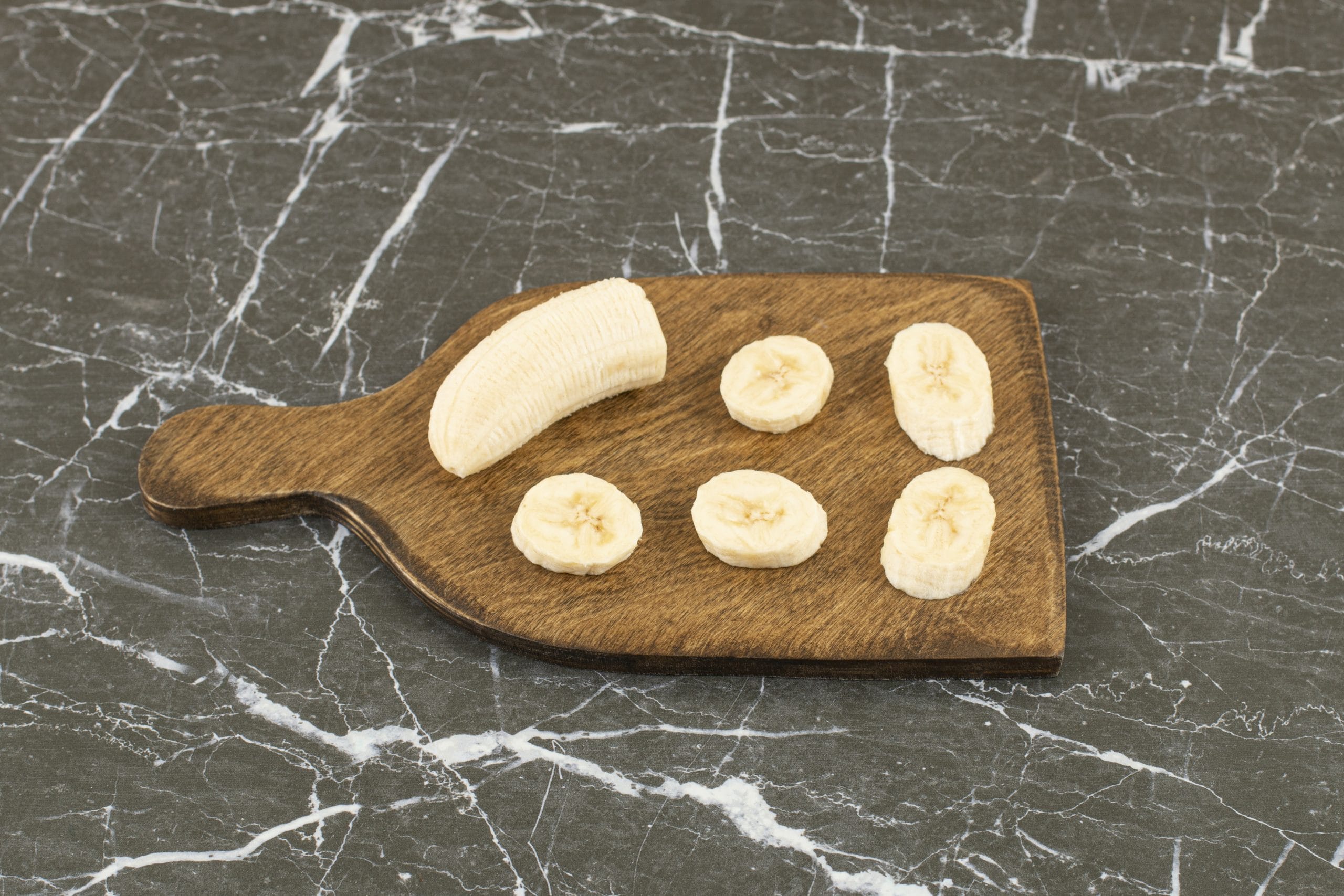 കൂടാതെ ഇവ രണ്ടും ഒരുമിച്ച് കഴിക്കുന്നതിലൂടെ ശരീരത്തിൽ പോഷകങ്ങൾ കൂടുതൽ ഫലപ്രദമായി ആഗിരണം ചെയ്യാനും, ദ്രാവക സന്തുലിതാവസ്ഥ നിയന്ത്രിക്കാനും, കുടലിന്റെ ആരോഗ്യം മെച്ചപ്പെടുത്താനും സഹായിക്കുന്നു. വാഴപ്പഴം ദഹനവ്യവസ്ഥയെ ശാന്തമാക്കുകയും പോഷിപ്പിക്കുകയും ചെയ്യുന്നു. അതേസമയം കുരുമുളക് ഫാറ്റി ലിവർ സാധ്യത ​ഗണ്യമായി കുറയ്ക്കാൻ സഹായിക്കുന്നു. (Image Credits: Freepix)
