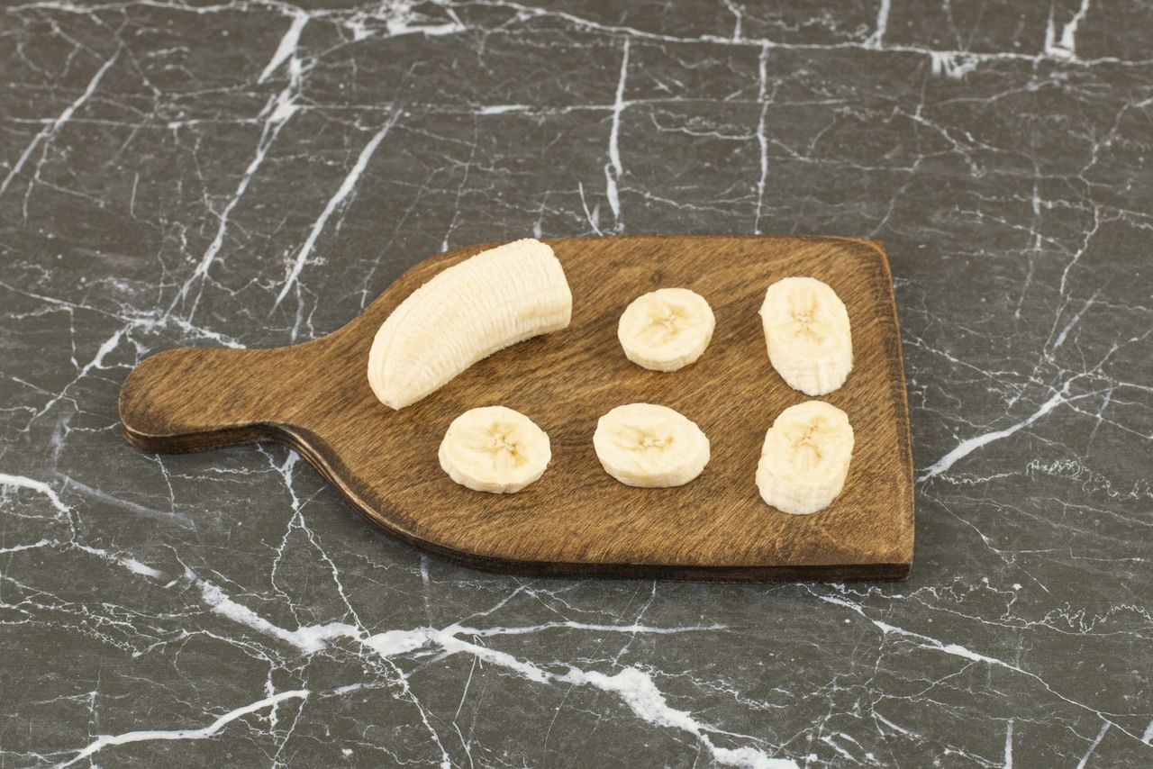 കൂടാതെ ഇവ രണ്ടും ഒരുമിച്ച് കഴിക്കുന്നതിലൂടെ ശരീരത്തിൽ പോഷകങ്ങൾ കൂടുതൽ ഫലപ്രദമായി ആഗിരണം ചെയ്യാനും, ദ്രാവക സന്തുലിതാവസ്ഥ നിയന്ത്രിക്കാനും, കുടലിന്റെ ആരോഗ്യം മെച്ചപ്പെടുത്താനും സഹായിക്കുന്നു. വാഴപ്പഴം ദഹനവ്യവസ്ഥയെ ശാന്തമാക്കുകയും പോഷിപ്പിക്കുകയും ചെയ്യുന്നു. അതേസമയം കുരുമുളക് ഫാറ്റി ലിവർ സാധ്യത ഗണ്യമായി കുറയ്ക്കാൻ സഹായിക്കുന്നു. (Image Credits: Freepix)