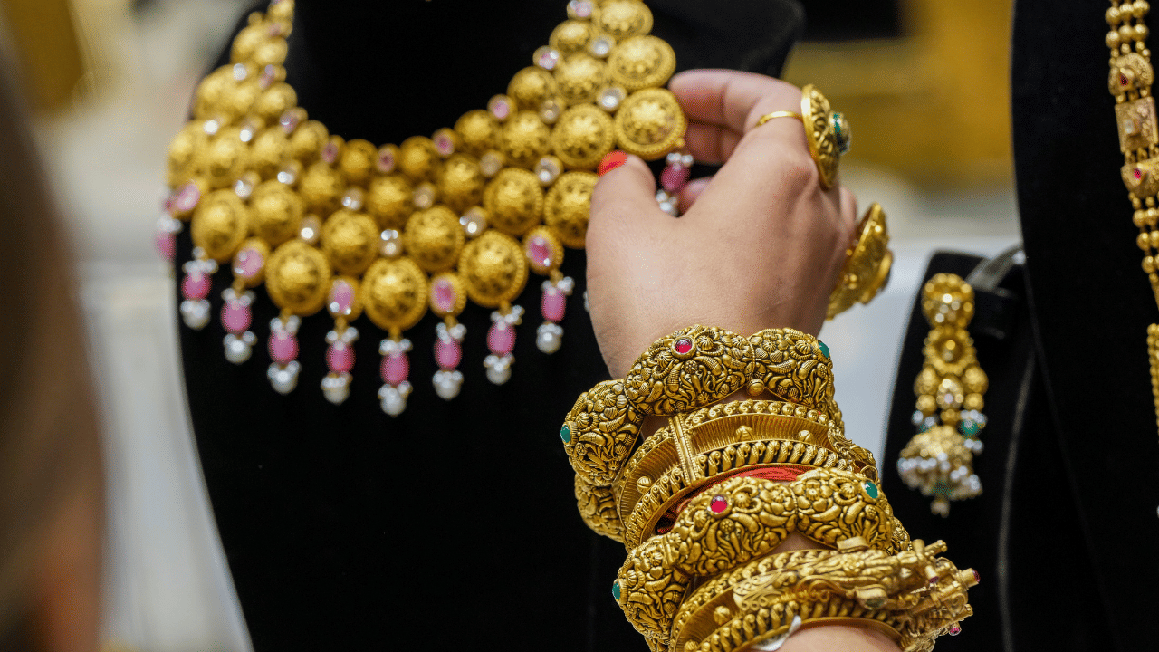 Kerala Gold Forecast: ഇനിയും വില കുറയുമോ? നവംബർ മാസം സ്വർണ വിലയിൽ സംഭവിക്കുക ഇതാണ്