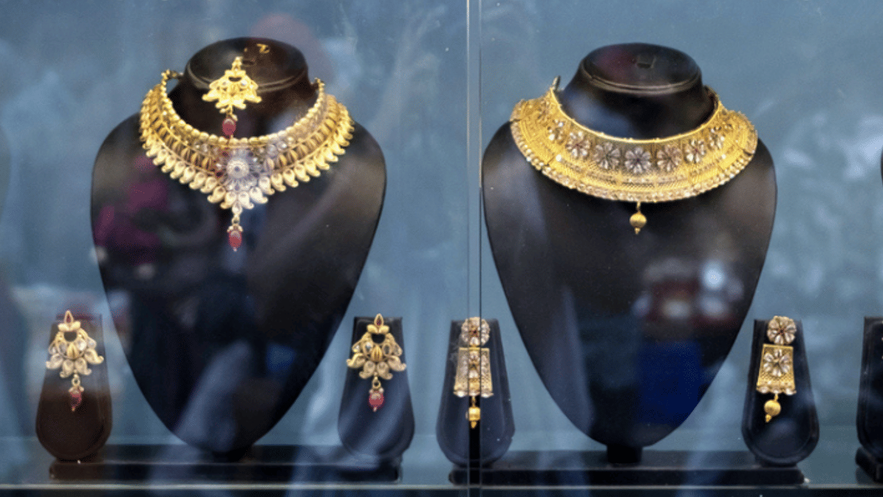 യുഎസ് ഫെഡറൽ റിസർവ് പലിശനിരക്ക് കുറയ്ക്കുന്നത് സ്വർണ്ണവില ഉയരുന്നതിന് കാരണമാകും. പലിശനിരക്ക് കുറയ്ക്കുന്നത് ഡോളറിൻ്റെ മൂല്യം കുറയ്ക്കുകയും, ഇത് സ്വർണ്ണത്തിൻ്റെ ഡിമാൻഡിനും വിലയ്ക്കും പിന്തുണ നൽകുകയും ചെയ്യും. (Image Credit: Getty Image)
