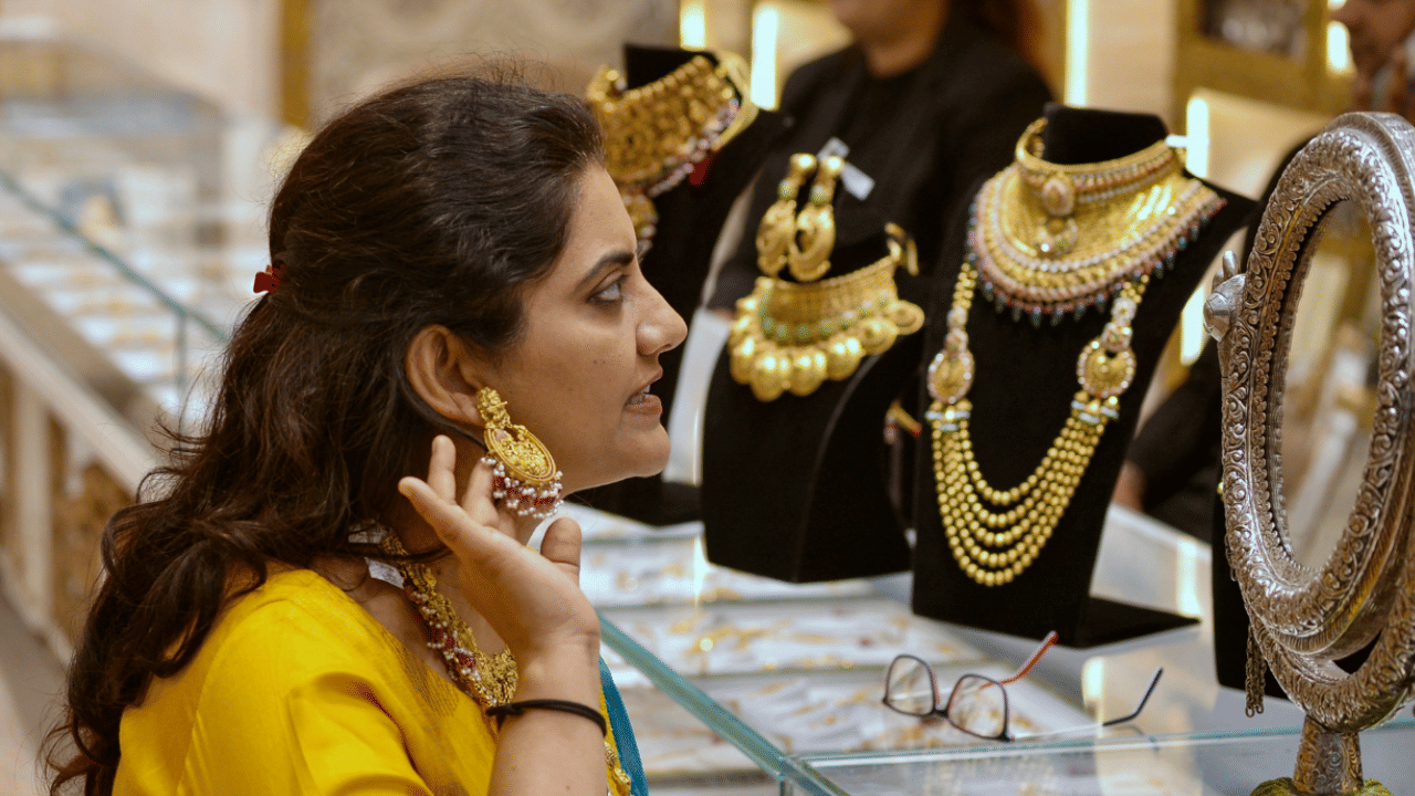 റഷ്യ-യുക്രൈൻ യുദ്ധം ആരംഭിച്ചതുമുതൽ പശ്ചിമേഷ്യയിലെ അസ്വസ്ഥതകൾ, വ്യാപാര-കസ്റ്റംസ് തീരുവയുമായി ബന്ധപ്പെട്ട തർക്കങ്ങൾ തുടങ്ങിയ സാഹചര്യങ്ങളിൽ നിക്ഷേപകർ സുരക്ഷിത താവളമായി സ്വർണ്ണത്തിലേക്ക് തിരിയുന്നത് വില വർധനവിന് കാരണമാകുന്നു. (Image Credit: PTI)