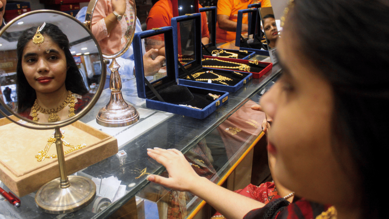 ആഭരണങ്ങളുടെ ആവശ്യം കുറഞ്ഞാലും, ഗോൾഡ് ഇ.ടി.എഫുകൾ, ഡിജിറ്റൽ ഗോൾഡ് പോലുള്ള നിക്ഷേപ മാർഗ്ഗങ്ങളിലുള്ള സ്വർണത്തിന്റെ ഡിമാൻഡ് വർധിച്ചു. സ്വർണ്ണം ഒരു നിക്ഷേപമായി കൂടുതൽ ആളുകൾ പരിഗണിക്കാൻ തുടങ്ങിയതോടെ വില വർധിച്ചു. (Image Credit: PTI)