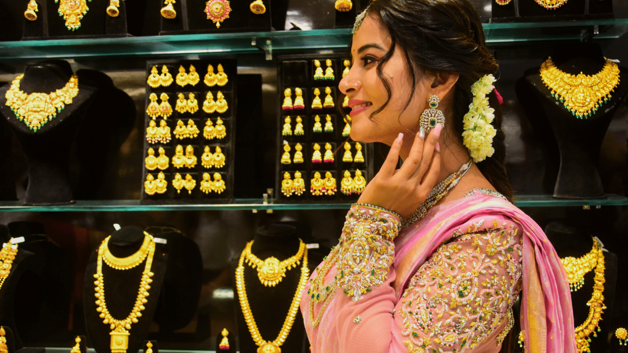 ഇന്ത്യ സ്വർണ്ണത്തിൻ്റെ ഏകദേശം 86% ഇറക്കുമതി ചെയ്യുകയാണ്. ഇറക്കുമതി തീരുവ കൂടുതലായിരുന്നിട്ടും, യുഎസ് ഡോളറിനെതിരെ ഇന്ത്യൻ രൂപയുടെ മൂല്യം ഇടിയുന്നത് ഇറക്കുമതിച്ചെലവ് വർദ്ധിപ്പിക്കുന്നു. ഇത് ആഭ്യന്തര വിപണിയിൽ സ്വർണ വില കൂട്ടുന്നു. (Image Credit: PTI)