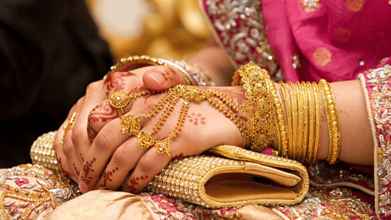 കഴിഞ്ഞ മാസങ്ങളിലായി സ്വർണവിലയിൽ റെക്കോർഡ് വർദ്ധനവാണ് ഉണ്ടായിരിക്കുന്നത്. പണിക്കൂലിയും, ജിഎസ്ടിയും ചേർത്ത് ഒരു പവന് ഏകദേശം ഒരു ലക്ഷം നൽകണമെന്ന അവസ്ഥയിലുമായി. എന്നാൽ സ്വർണത്തിന്റെ ഈ കുതിപ്പ് വിപണിയിൽ മാത്രമല്ല, ​ഗൂ​ഗിളിലും ചർച്ചയായിട്ടുണ്ട്. (Image Credit: Getty Images)