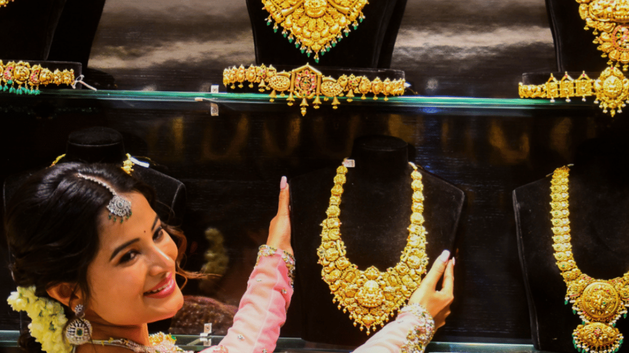 സോഷ്യല്‍ മീഡിയയിലും സ്വർണം വിലയെ സംബന്ധിച്ച കാര്യങ്ങളാണ് ആളുകള്‍ പ്രധാനമായും ചർച്ച ചെയ്യുന്നത്. അതിന്റെ പ്രതിഫലനം എന്നോണം ഗൂഗിളിന്റെ സെർച്ച് ട്രെന്‍ന്റിങ് ലിസ്റ്റിലും സ്വർണം തന്നെയാണ് താരം. (Image Credit: PTI)