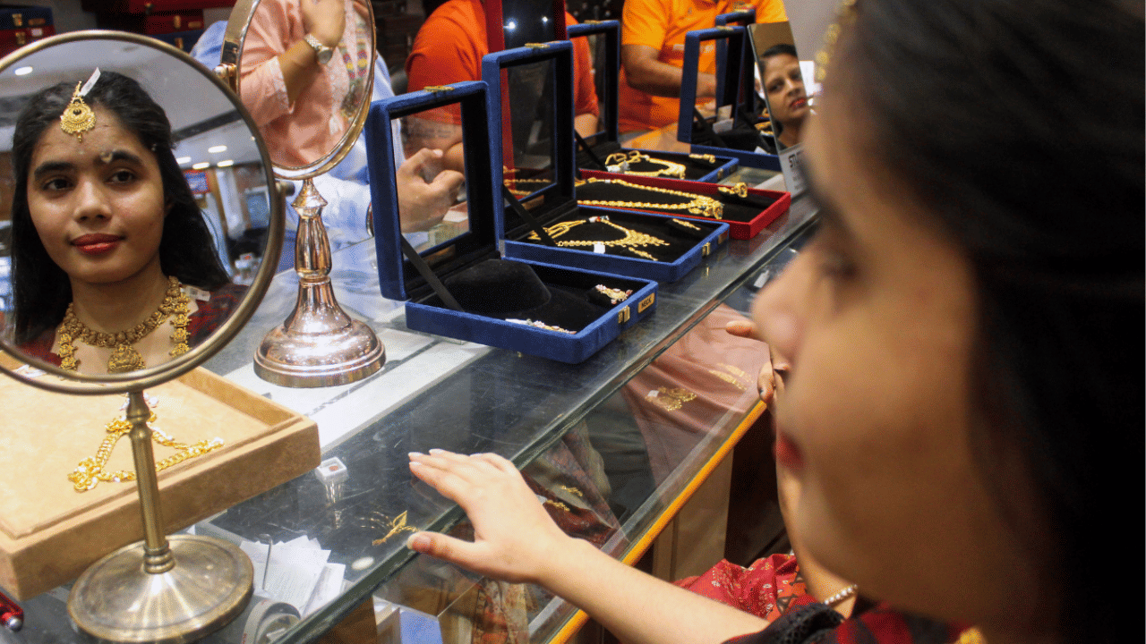 ദീപാവലിക്ക് ശേഷമാണ് സ്വർണവിലയിൽ ഈ  ഇടിവ് ഉണ്ടായിരിക്കുന്നത്. ഉയർന്ന വിലയിൽ ലാഭമെടുക്കലും, ചൈന-യുഎസ് വ്യാപാര പിരിമുറുക്കങ്ങൾ കുറഞ്ഞതും, ഉത്സവ കാല ഡിമാൻഡ് കുറഞ്ഞതും ഇതിന് കാരണങ്ങളായി. (Image Credit: Getty Images)