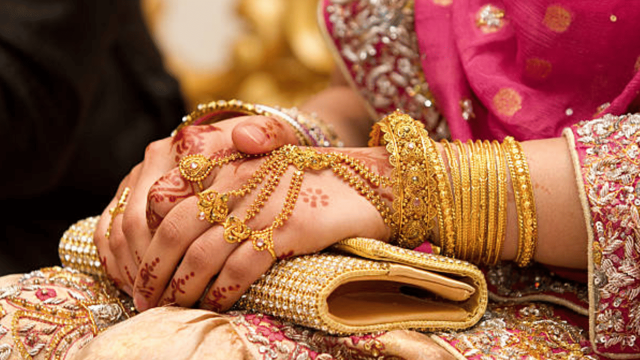 സ്വർണവില കൂടുന്നതിനനുസരിച്ച് നാട്ടിൽ സ്വർണ മോഷണവും കൂടുന്നുണ്ട്. എന്നാൽ സ്വർണം കളഞ്ഞുപോയാൽ നിങ്ങൾ പണം ഇങ്ങോട്ട് കിട്ടുമെന്ന് അറിയാമോ? സ്വർണ ഇൻഷുറൻസാണ് അതിന് നിങ്ങളെ സഹായിക്കുന്നത്. (Image Credit: Getty Images)