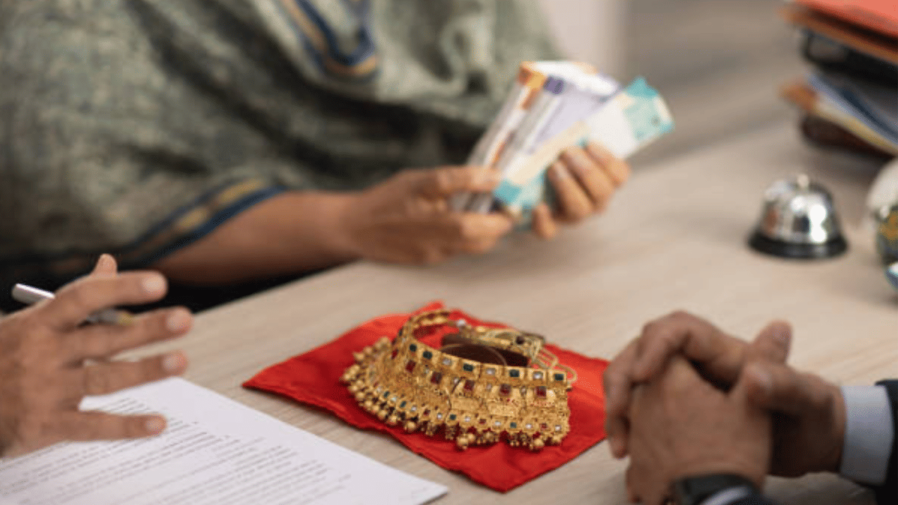 Gold Loan: സ്വർണം പോലെ ഡിമാൻഡ് ഗോൾഡ് ലോണിനും; പക്ഷേ ഒളിഞ്ഞിരിക്കുന്ന അപകടം ഇത്!