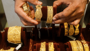 Gold Rate: സ്വർണം വീണ്ടും പണി തരോ? ചെറുതായൊന്ന് കൂടിയിട്ടുണ്ടേ, ഒരു പവന് ഇത്രയും രൂപ…