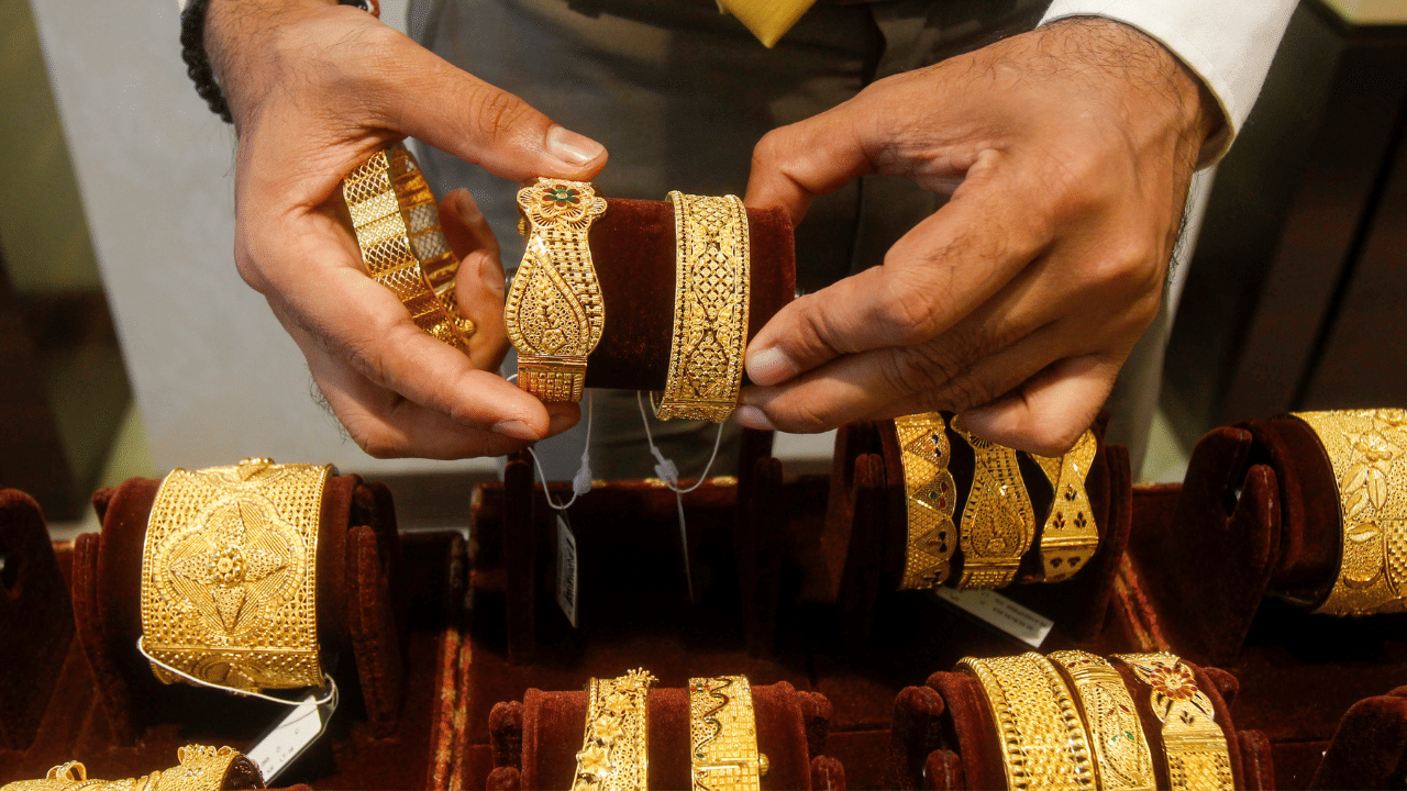 Gold Rate Forecast: യൂറോ വീണു, കരുത്തനായി സ്വർണം; പേടിച്ച് കേന്ദ്ര ബാങ്കുകളും, പൊന്ന് മോഹങ്ങൾക്ക് മങ്ങലേൽക്കുമോ?