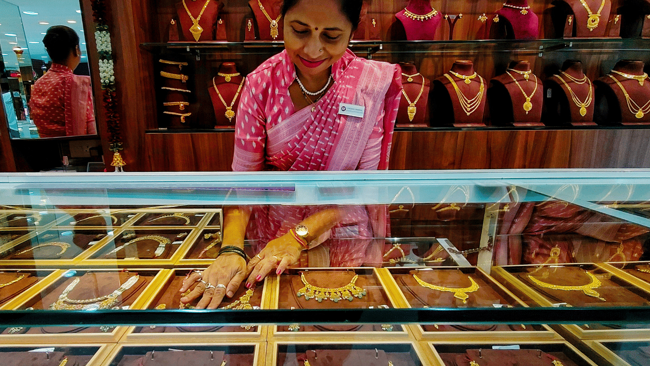 Gold Rate: സമാധാനമായി പൊന്നുദൈവമേ... താഴേക്കിറങ്ങി സ്വർണം; ഇന്ന് ഒരു പവന് നൽകേണ്ടത് ഇത്രയും രൂപ Gold Rate: സമാധാനമായി പൊന്നുദൈവമേ... താഴേക്കിറങ്ങി സ്വർണം; ഇന്ന് ഒരു പവന് നൽകേണ്ടത് ഇത്രയും രൂപ