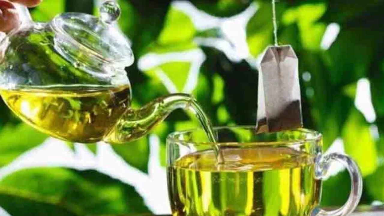 ഗ്രീൻ ടീ: ഹൃദയത്തിന്റെ ആരോഗ്യത്തിന് ഏറ്റവും മികച്ച പാനീയമാണ് ഗ്രീൻ ടീ. ശരീരത്തിന് ആവശ്യമായ നിരവധി ആന്റിഓക്സിഡന്റുകൾ ഇതിൽ അടങ്ങിയിരിക്കുന്നു. ഇത് ശരീരത്തിലെ ചീത്ത കൊളസ്ട്രോൾ കത്തിച്ചുകളയാൻ സഹായിക്കും. അതിനാൽ ദിവസവും ഒന്നോ രണ്ടോ കപ്പ് ഗ്രീൻ ടീ കഴിക്കുന്നത് പതിവാക്കൂ. .(Photo: TV9)