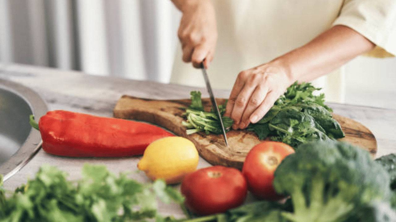 തൈറോയ്ഡ് ഹോർമോൺ ഉത്പാദനത്തിന് ആവശ്യമായ അയോഡിൻ, സെലിനിയം, സിങ്ക് തുടങ്ങിയ ധാതുക്കൾ അടങ്ങിയ ഭക്ഷണങ്ങൾ കഴിക്കുക. പ്രോട്ടീനും ഫൈബറും അടങ്ങിയ ഭക്ഷണം രക്തത്തിലെ പഞ്ചസാരയുടെ അളവ് സ്ഥിരപ്പെടുത്താനും ഉപാപചയ പ്രവർത്തനങ്ങളെ പിന്തുണയ്ക്കാനും സഹായിക്കും. (Image Credit: Getty Images)

