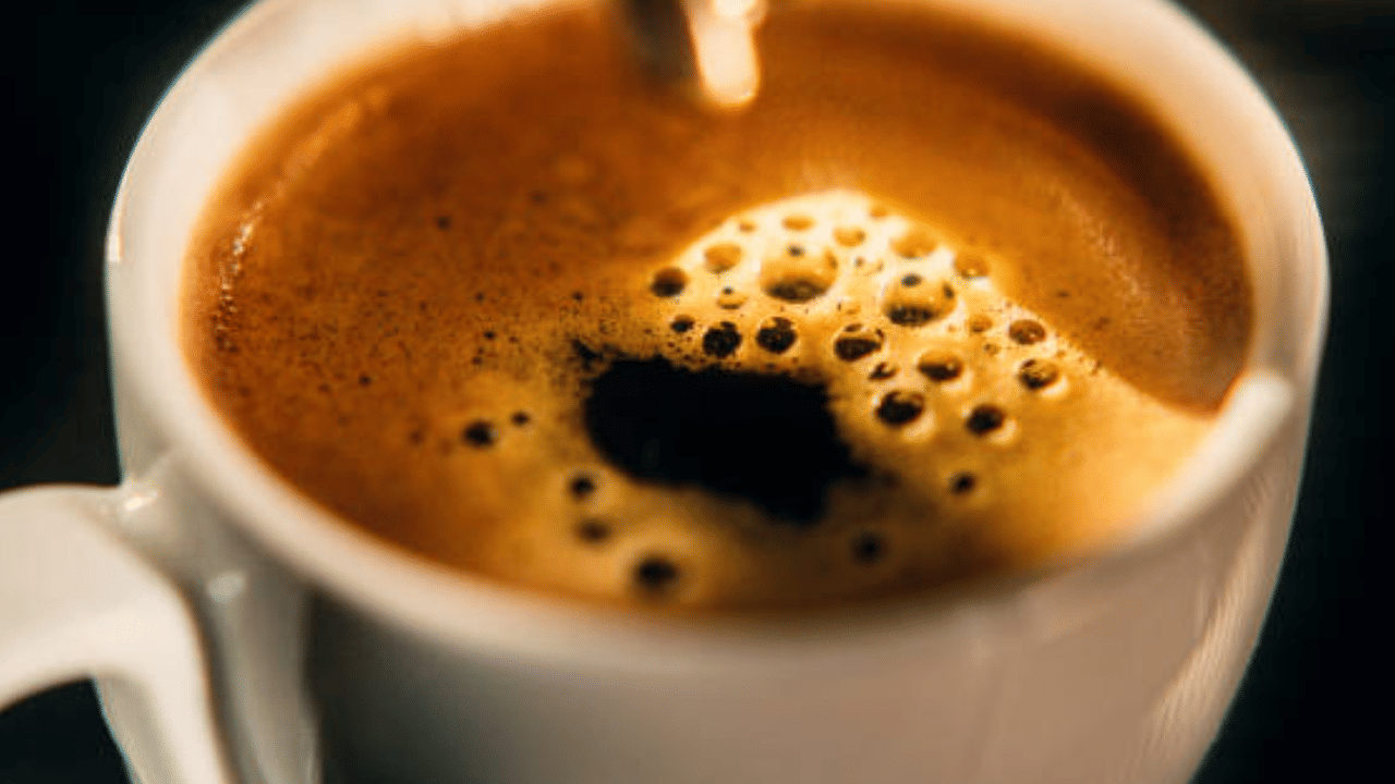 തൈറോയ്ഡ് പ്രവർത്തനം മെച്ചപ്പെടുത്തണമെങ്കിൽ കഫീൻ, പഞ്ചസാര എന്നിവ കുറയ്ക്കുക. ചായയുടെയും കാപ്പിയുടെയും അമിത ഉപയോഗം ഒഴിവാക്കുക. (Image Credit: Getty Images)
