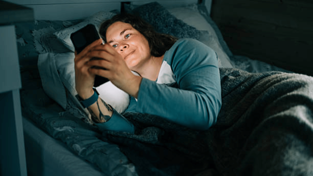 രാത്രി സ്ക്രീൻ സമയം കുറയ്ക്കുക. തൈറോയ്ഡ് രോഗികൾക്ക് ഹോർമോൺ നിയന്ത്രണത്തിന് 7-9 മണിക്കൂർ ഗുണമേന്മയുള്ള ഉറക്കം നിർബന്ധമാണ്. രാത്രിയിൽ മൊബൈൽ ഫോണിൽ നിന്നുള്ള നീല വെളിച്ചം മെലടോണിൻ ഉത്പാദനത്തെ തടസ്സപ്പെടുത്തും. (Image Credit: Getty Images)