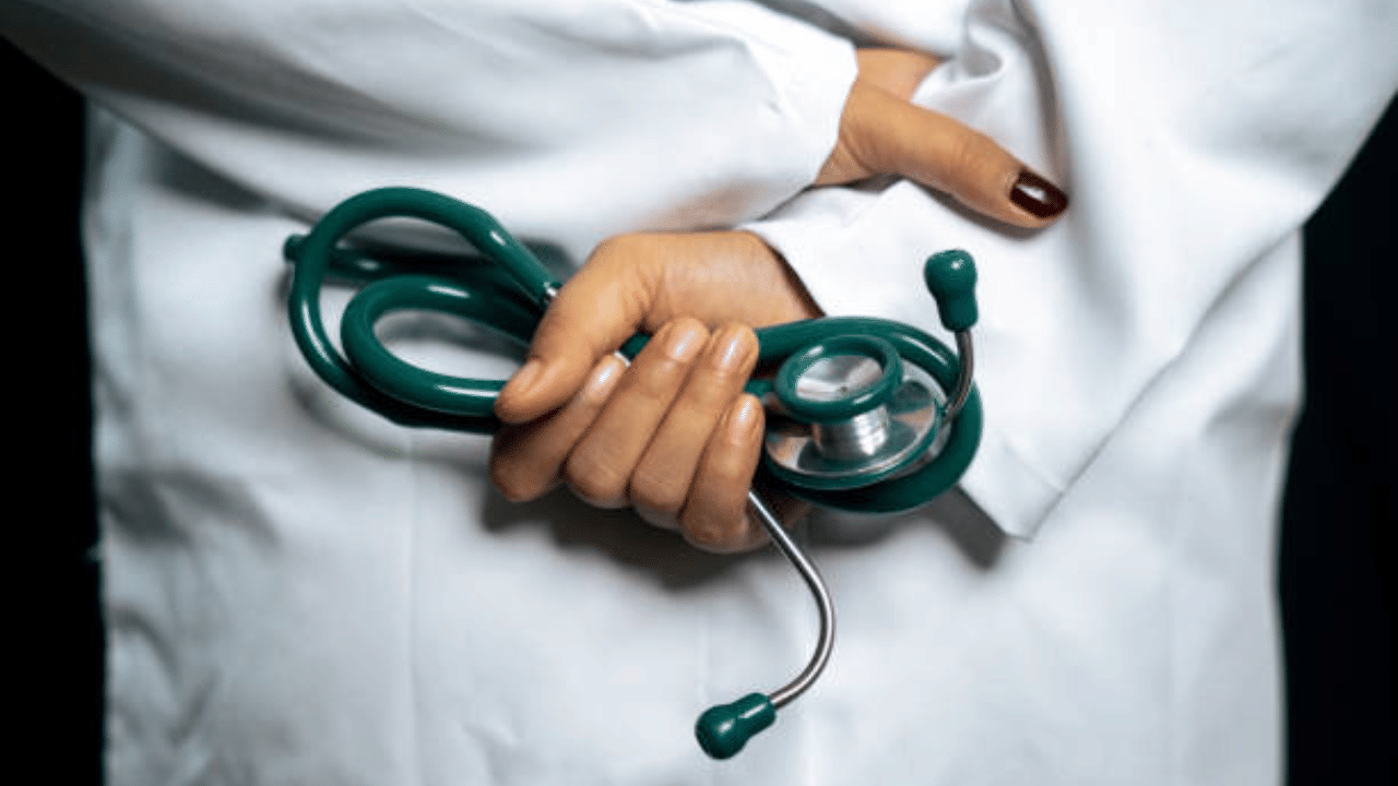 കൃത്യമായ ഇടവേളകളിൽ ഡോക്ടറെ കാണുകയും TSH, FT3, FT4 എന്നിവയുടെ അളവ് പരിശോധിക്കുകയും ചെയ്യുക. ഇത്തരം ശീലങ്ങൾ പിന്തുടരുന്നതിലൂടെ തൈറോയിഡ് പ്രശ്നങ്ങളെ മറികടക്കാൻ കഴിയും. (Image Credit: Getty Images)