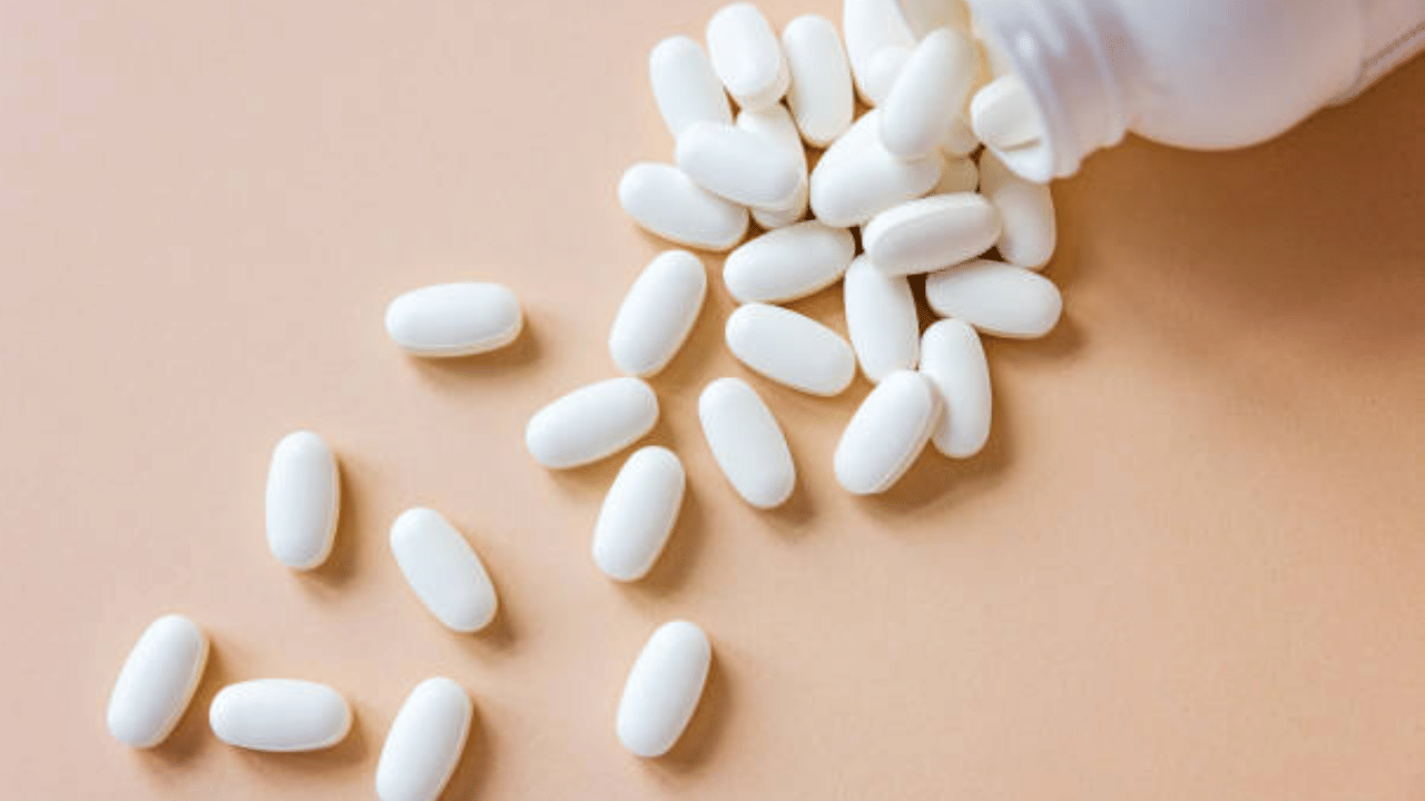 ക‍ൃത്യസമയത്ത് മരുന്ന് കഴിക്കുക. മരുന്ന് കഴിച്ച ശേഷം, പ്രഭാതഭക്ഷണം കഴിക്കുന്നതിനോ മറ്റ് മരുന്നുകളോ സപ്ലിമെന്റുകളോ കഴിക്കുന്നതിനോ മുമ്പ് കുറഞ്ഞത് 30 മുതൽ 60 മിനിറ്റ് വരെ കാത്തിരിക്കുക. ഇത് മരുന്ന് പൂർണ്ണമായും ശരീരത്തിൽ ആഗിരണം ചെയ്യപ്പെടാൻ സഹായിക്കും. (Image Credit: Getty Images)