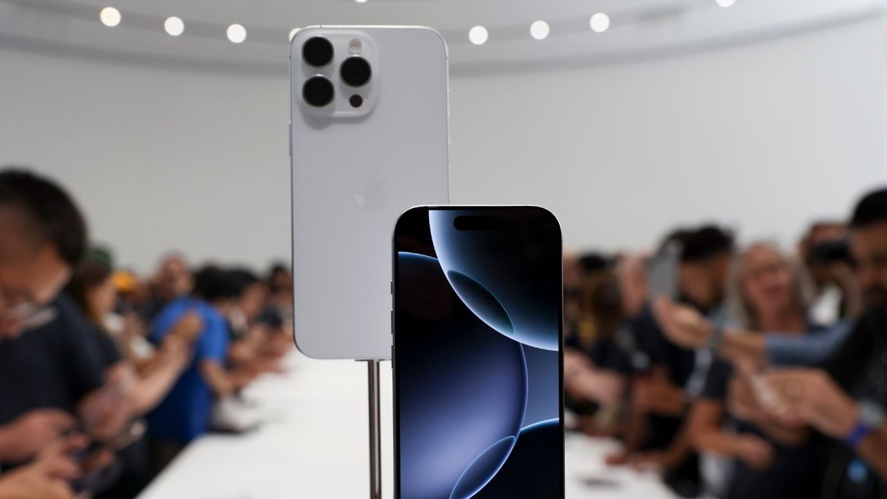 ഐഫോണ് 16 സീരീസ്, നത്തിങ് ഫോണ് 3, ഗൂഗിള് പിക്സല് 10 പ്രോ ഫോള്ഡ്, സാംസങ് ഗാലക്സി എസ്24 എഫ്ഇ തുടങ്ങിയ പ്രീമിയം ഫോണുകളും ഓഫറിന്റെ ഭാഗമാണ്.