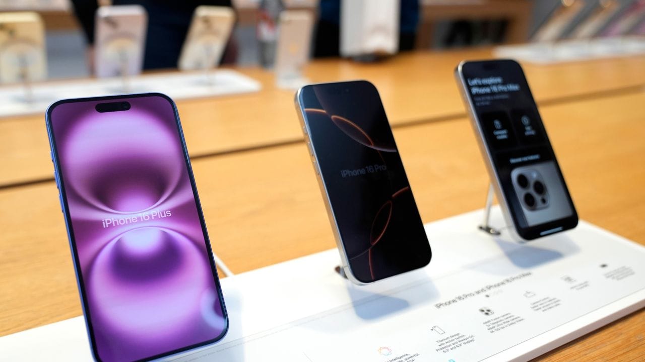 ഐഫോണ്‍ 16, ഐഫോണ്‍ 16 പ്രോ മാക്‌സ് തുടങ്ങിയ ഫോണുകള്‍ വാങ്ങാന്‍ ആഗ്രഹിക്കുന്നവരാണ് നിങ്ങളെങ്കില്‍ ഈ സമയം അതിനായി മാറ്റിവെക്കാം. ഈ രണ്ട് മോഡലുകളിലും വന്‍ വിലക്കുറവാണ് വാഗ്ദാനം ചെയ്തിരിക്കുന്നത്. 

