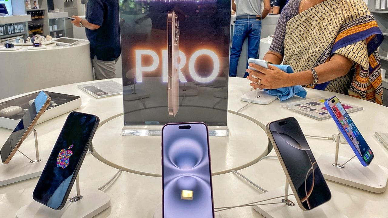 ഐഫോണ്‍ 16ന് 54,999 രൂപയാണ് വില. ഐഫോണ്‍ 16 പ്രോ മാക്‌സ് 1,02,999 രൂപയ്ക്കും നിങ്ങള്‍ക്ക് സ്വന്തമാക്കാം. 

