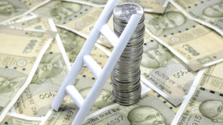 7th Pay Commission Vs 8th Pay Commission : അന്ന് 7000 രൂപ 18000 ആയി, ഇത്തവണ ശമ്പളം 41000-ൽ മുട്ടുമോ?