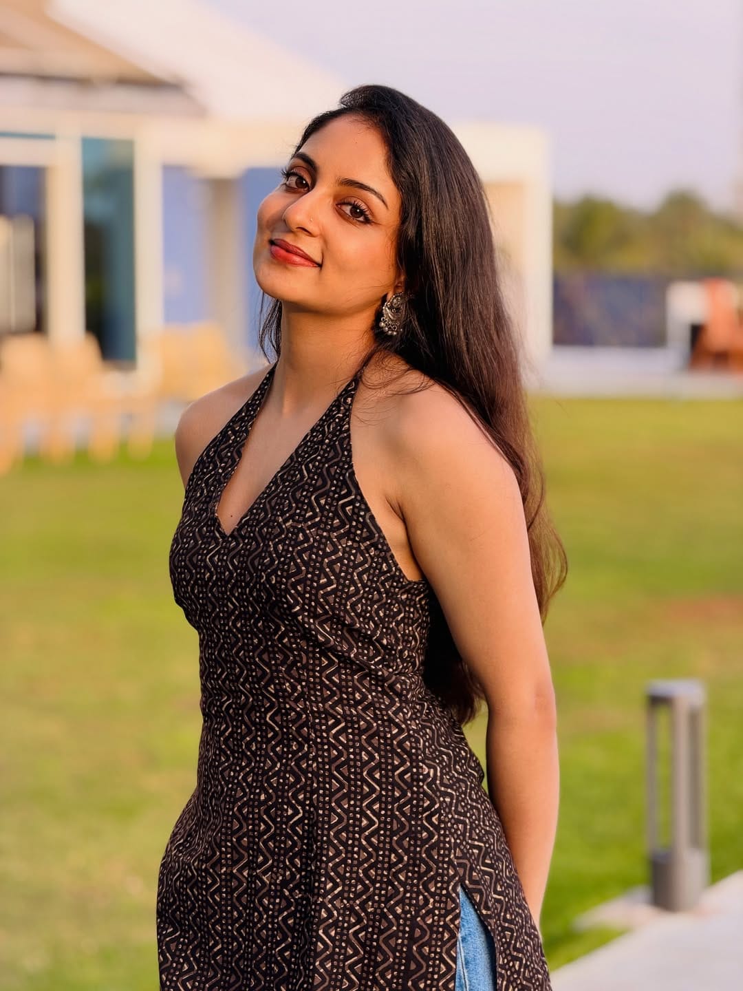 എന്നാൽ ഇപ്പോഴിതാ ഇൻഫ്ലുവൻസർ എന്ന കരിയറിൽ നിന്നും സിനിമയിലേക്ക് കാലെടുത്ത് വച്ചിരിക്കുകയാണ്  ഇഷാനി കൃഷ്ണ. കാളിദാസ് ജയറാം നായകനായി എത്തുന്ന ആശകൾ ആയിരം എന്ന സിനിമയിലാണ്  ഇഷാനി ആദ്യമായി നായികയായെത്തുന്നത്. ചിത്രത്തിന്റെ  ഷൂട്ടിം​ഗ് നടന്ന് കൊണ്ടിരിക്കുകയാണ്.
