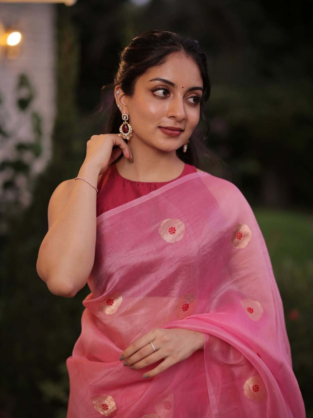 ഇപ്പോഴിതാ ഷൂട്ടിം​ഗ് അനുഭവം പങ്കുവെക്കുകയാണ് ഇഷാനി. അടുത്ത ദിവസത്തെ ഷൂട്ടിൽ താൻ എക്സെെറ്റഡാണെന്ന് പറഞ്ഞ താരം അതിനുള്ള കാരണവും വ്യക്തമാക്കി. ​ഗ്രൗണ്ടിൽ നിന്നുള്ള ഷോട്ടുകൾ കഴിഞ്ഞുവെന്നും വെയിലത്ത് ഷൂട്ട് ചെയ്യുന്നത് കുറച്ച് ബുദ്ധിമുട്ടായിരുന്നുവെന്നാണ് ഇഷാനി പറയുന്നത്.