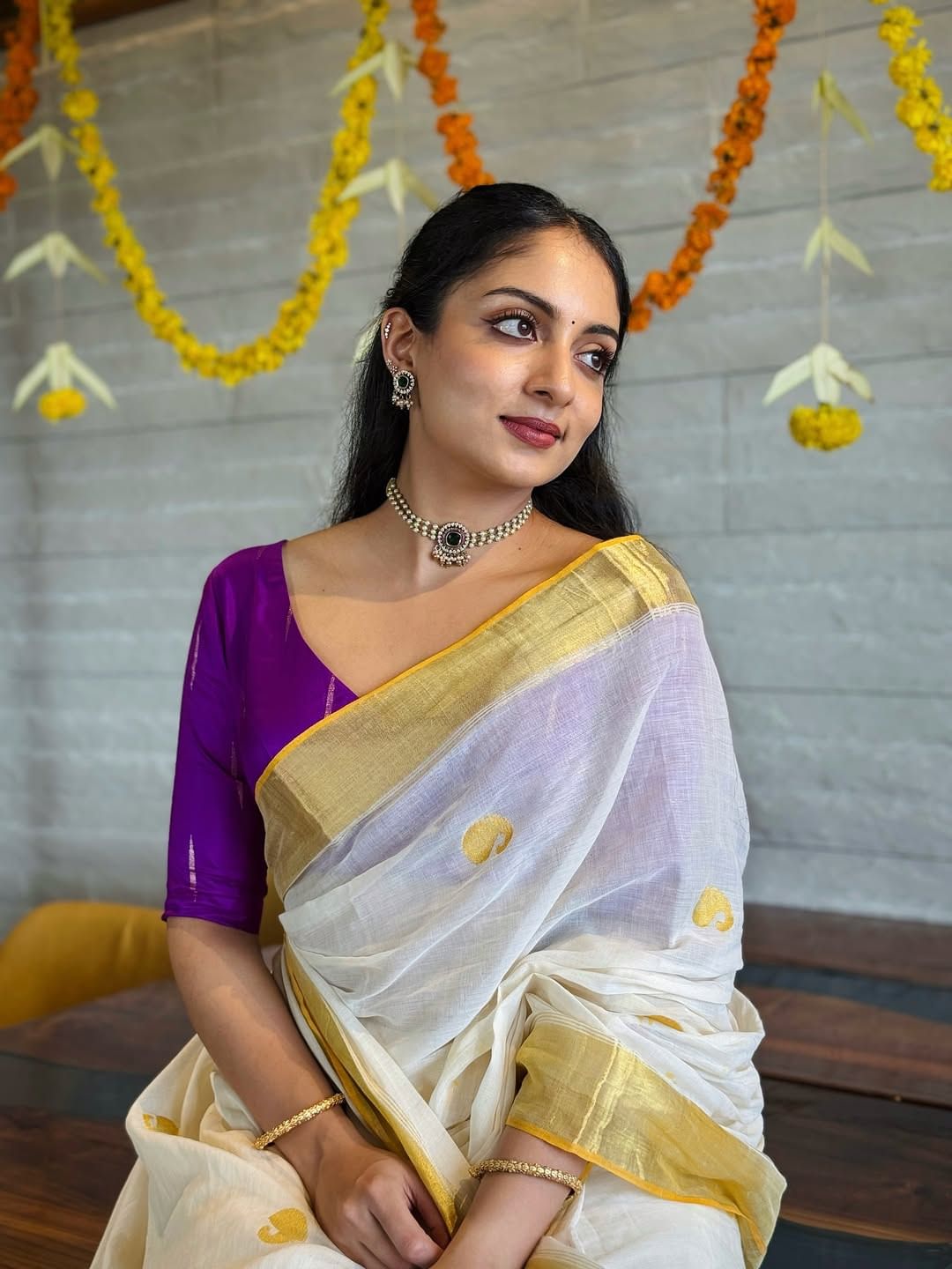 ഉച്ചയ്ക്ക് ഒക്കെ ഷൂട്ട് ചെയ്തപ്പോൾ നല്ല ടാൻ ആയി. ആ ദിവസം ഷൂട്ട് കഴിഞ്ഞ് വന്ന് കുളിച്ചപ്പോൾ സൂര്യാഘാതം കാരണം കെെ ചുവപ്പ് നിറത്തിലായെന്നും ഇഷാനി പറയുന്നു. ഇനി ടാൻ പ്രശ്നങ്ങളൊന്നുമില്ല. ഇൻഡോർ ഷൂട്ടുകളാണെന്നും എന്തൊക്കെയാണ് നാളെ ഇനി എടുക്കാൻ പോകുന്നതെന്ന് അറിയില്ലെന്നും താരം പറയുന്നു.