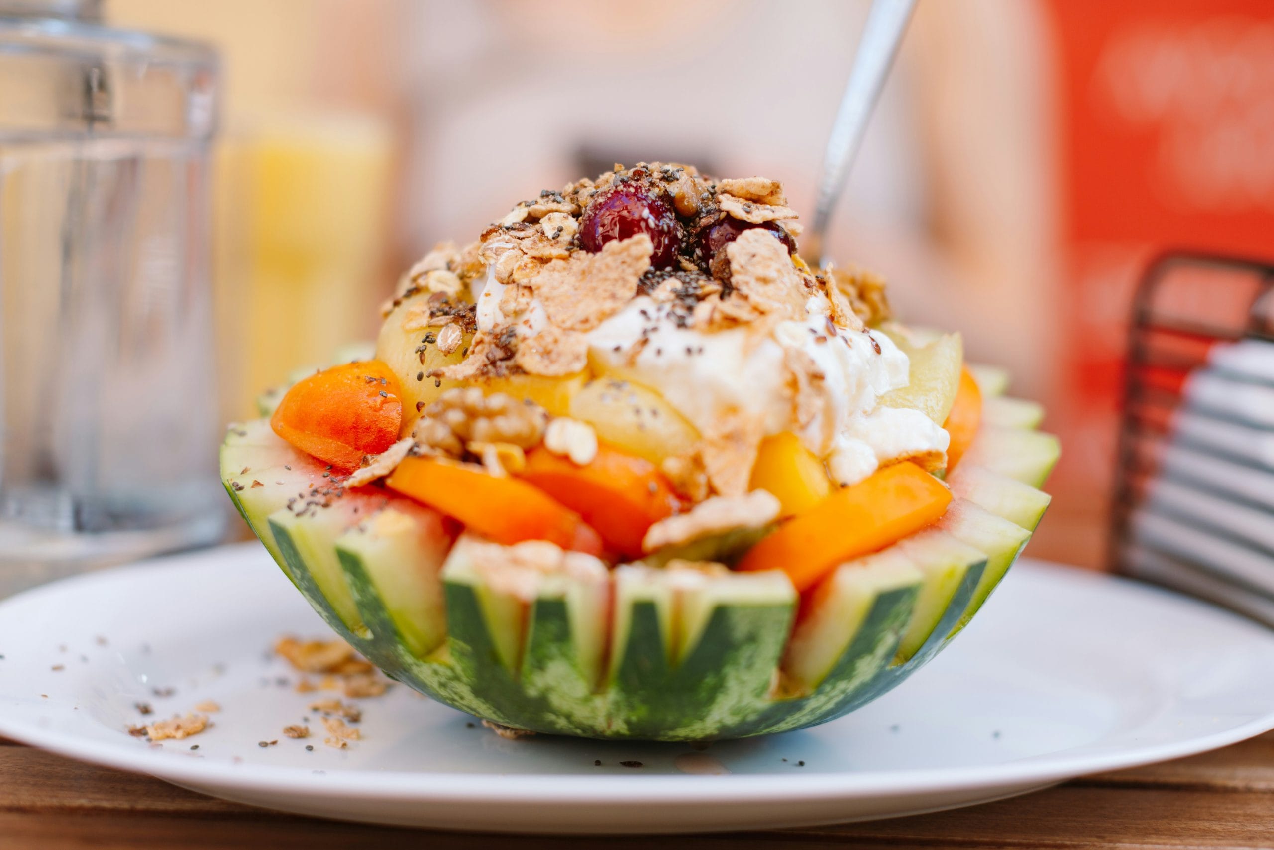 ല്യൂട്ടിൻ, സീക്സാന്തിൻ: ചീര, കാലെ, ചോളം എന്നിവയിൽ കാണപ്പെടുന്ന പ്രകൃതിദത്ത പിഗ്മെന്റുകൾ കണ്ണുകളിൽ സൺഗ്ലാസുകൾ പോലെ പ്രവർത്തിക്കുന്നു. അവ സ്ക്രീനുകളിൽ നിന്ന് പുറത്തുവരുന്ന ദോഷകരമായ നീല വെളിച്ചത്തെ തടയുകയും റെറ്റിനയ്ക്ക് കേടുപാടുകൾ വരുത്താനുള്ള സാധ്യത കുറയ്ക്കുകയും ചെയ്യുന്നു. ഈ കരോട്ടിനോയിഡുകൾ അടങ്ങിയ ഭക്ഷണക്രമം എഎംഡി, തിമിരം എന്നിവയുടെ സാധ്യത കുറയ്ക്കുമെന്ന് തെളിയിക്കപ്പെട്ടിട്ടുണ്ട്. Photos Credit: Unsplash
