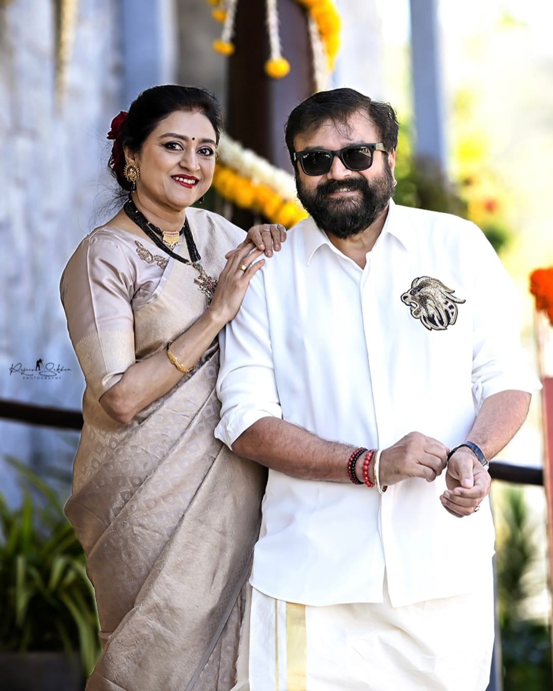 രണ്ടുപേരും വഴിക്കിടാറില്ല. മാളവികയെ ചൊറിയുന്നത് കാളിദാസന് ഇഷ്ടമാണെന്നും അവൾ അതിന് നിന്ന് കൊടുക്കുമെന്നും താരം പറയുന്നു.  രണ്ടുപേരുടെയും കല്യാണം കഴിഞ്ഞെങ്കിലും കുട്ടിക്കളി മാറിയിട്ടില്ലെന്നും താരം തുറന്നുപറയുന്നു. 