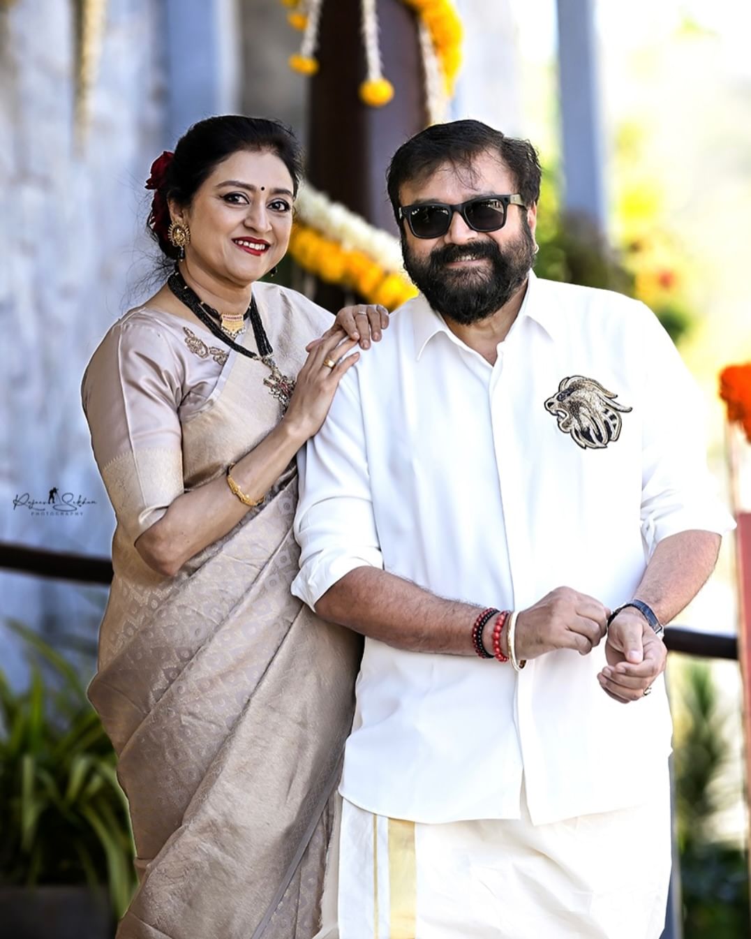 രണ്ടുപേരും വഴിക്കിടാറില്ല. മാളവികയെ ചൊറിയുന്നത് കാളിദാസന് ഇഷ്ടമാണെന്നും അവൾ അതിന് നിന്ന് കൊടുക്കുമെന്നും താരം പറയുന്നു.  രണ്ടുപേരുടെയും കല്യാണം കഴിഞ്ഞെങ്കിലും കുട്ടിക്കളി മാറിയിട്ടില്ലെന്നും താരം തുറന്നുപറയുന്നു.