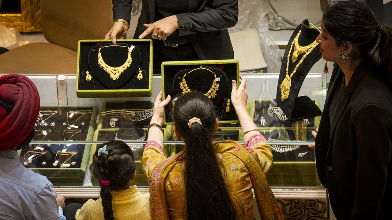 Kerala Gold Price: വീണ്ടും ‘പൊന്‍മല’ കയറ്റം, സ്വര്‍ണവില ഠപ്പേന്ന് മുകളിലേക്ക്‌; ആശ്വാസക്കാലം കഴിഞ്ഞു?