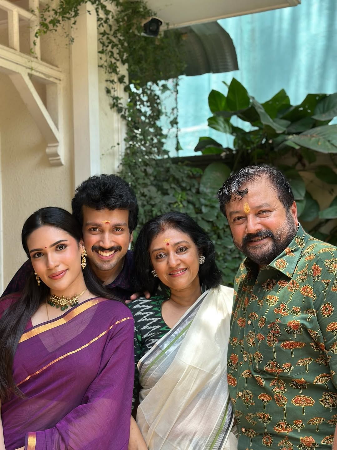 തനിക്ക് ഇപ്പോൾ ഒരു മകനും മകളും കൂടിയുണ്ട്. താരണിയെ തങ്ങൾ‌‌ ലിറ്റിൽ എന്നാണ് വിളിക്കുന്നത്. അതുകൊണ്ട് തന്നെ താരിണി എന്ന പേര് പലപ്പോഴും മറന്ന് പോകും. താരിണിയുടെ മുഴുവൻ പേര് പറയാൻ ബുദ്ധിമുട്ടാണ്. മൈസൂരാണ് താരിണിയുടെ കുടുംബം. അകത്തൂർ ചാമുണ്ഡി എന്നാണ് അവരുടെ ഫാമിലി നെയിം.