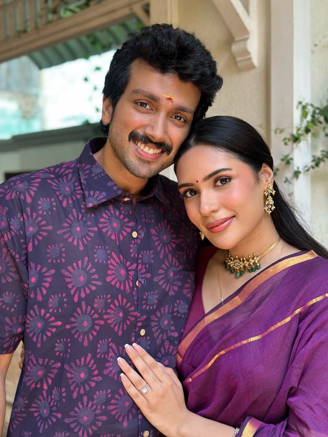 അത് എല്ലാ സ്ത്രീകളുടേയും പേരിനൊപ്പം ചേർക്കുമെന്നാണ് നടൻ പറയുന്നത്. ഞങ്ങളുടെ കുടുംബത്തിലെ ഏറ്റവും പ്രായം കുറഞ്ഞയാളാണ്. മക്കളുടെ വിവാഹമൊക്കെയാണ് തന്റെ സന്തോഷം. അതിലൊക്കെ താൻ ഇമോഷണലാണെന്നും നടൻ പറയുന്നു.