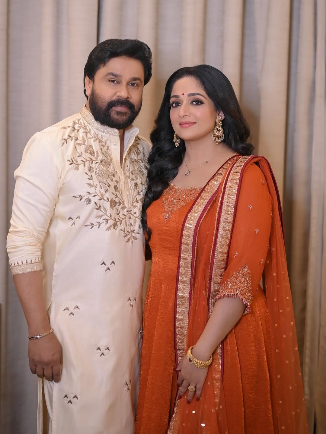 ദിലീപേട്ടൻ പങ്കെടുക്കേണ്ട ഒരു ചടങ്ങായിരുന്നു ഇതെന്നും എന്നാൽ അദ്ദേഹത്തിന് വരാൻ പറ്റിയില്ല. അദ്ദേഹത്തിനു പെട്ടെന്ന് യുകെയിൽ പോകേണ്ടി വന്നുവെന്നാണ് നടി ചടങ്ങിൽ സംസാരിച്ചുകൊണ്ട് പറഞ്ഞത്.