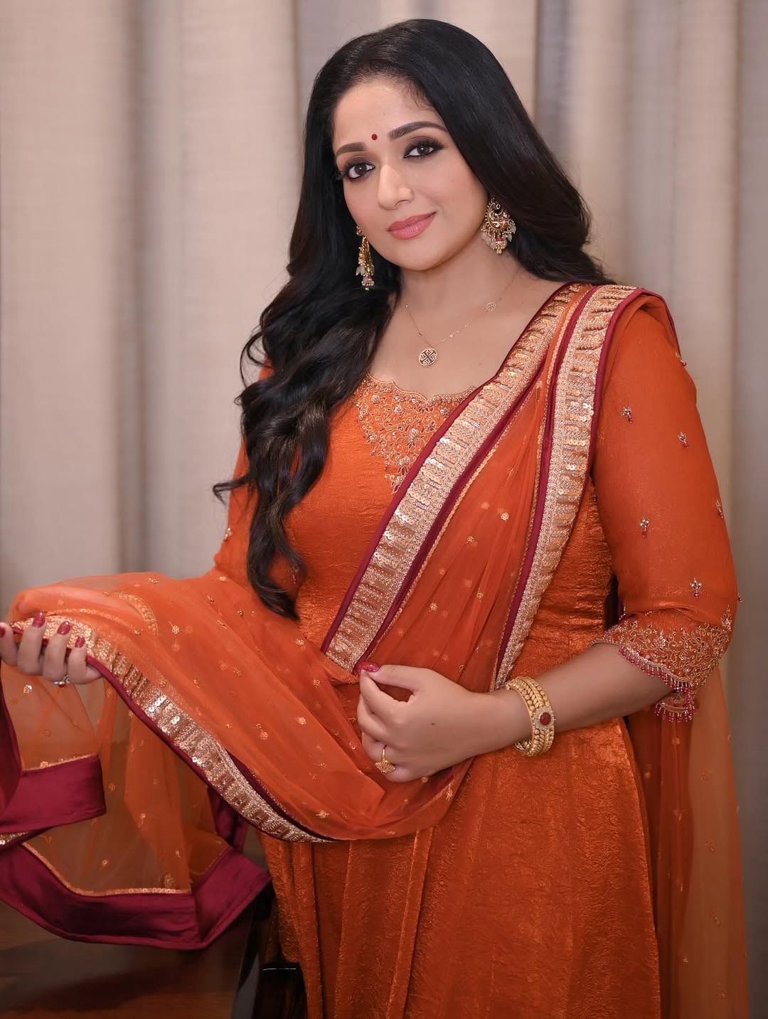 മലയാളികൾക്ക് ഒരു കാലത്ത് ഏറെ പ്രിയപ്പെട്ട നടിയായിരുന്നു കാവ്യ മാധവൻ. എന്നാൽ നടൻ ദിലീപുമായുള്ള വിവാഹശേഷം സിനിമയിൽ നിന്ന് വിട്ടുനിൽക്കുന്ന കാവ്യയെയാണ് മലയാളികൾക്ക് കാണാൻ കഴിഞ്ഞത്. ഇതിനു പിന്നാലെ ദിലീപാണ് ഇതിനു കാരണം എന്ന തരത്തിലുള്ള ഒരു പൊതുധാരണ പ്രേക്ഷകർക്കിടയിൽ നിലനിന്നിരുന്നു. (Image Credits: Instagram)