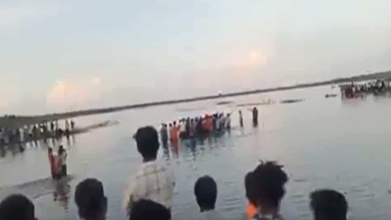 Tractor Trolley Accident: വിഗ്രഹ നിമജ്ജനത്തിനിടെ ട്രാക്ടർ ട്രോളി നദിയിലേക്ക് വീണു, 11 പേര്‍ക്ക് ദാരുണാന്ത്യം