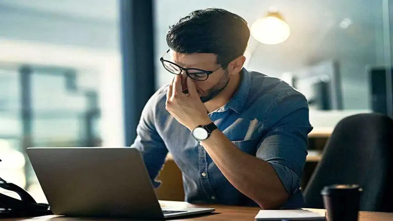 Desk job issues: ഇരുന്നു ജോലി ചെയ്തു ശീലമായാൽ ശ്വാസകോശം ചുരുങ്ങുമോ? Desk job issues: ഇരുന്നു ജോലി ചെയ്തു ശീലമായാൽ ശ്വാസകോശം ചുരുങ്ങുമോ?