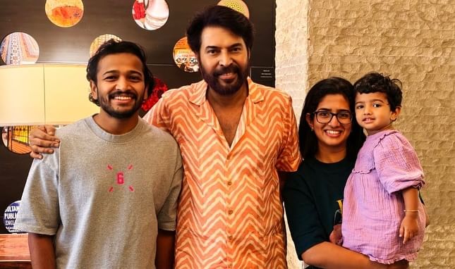 മകൾ മമ്മൂട്ടിയെ കണ്ട നിമിഷം പങ്കുവച്ച് നടനും സംവിധായകനുമായ ബേസിൽ ജോസഫ്. തന്റെ കുടുംബത്തിന് ഒരിക്കലും മറക്കാനാവാത്ത നിമിഷമായിരുന്നു ഇതെന്ന് കുറിച്ചുകൊണ്ടായിരുന്നു ബേസിൽ ഇൻസ്റ്റാഗ്രാമിൽ ചിത്രങ്ങൾ പങ്കുവച്ചത്. മകൾ ഹോപ്പുമായി മമ്മൂട്ടി നടത്തിയ രസകരമായ സംഭാഷണത്തെക്കുറിച്ചും ബേസിൽ കുറിപ്പിൽ പറയുന്നുണ്ട്. (Image Credits: Instagram)