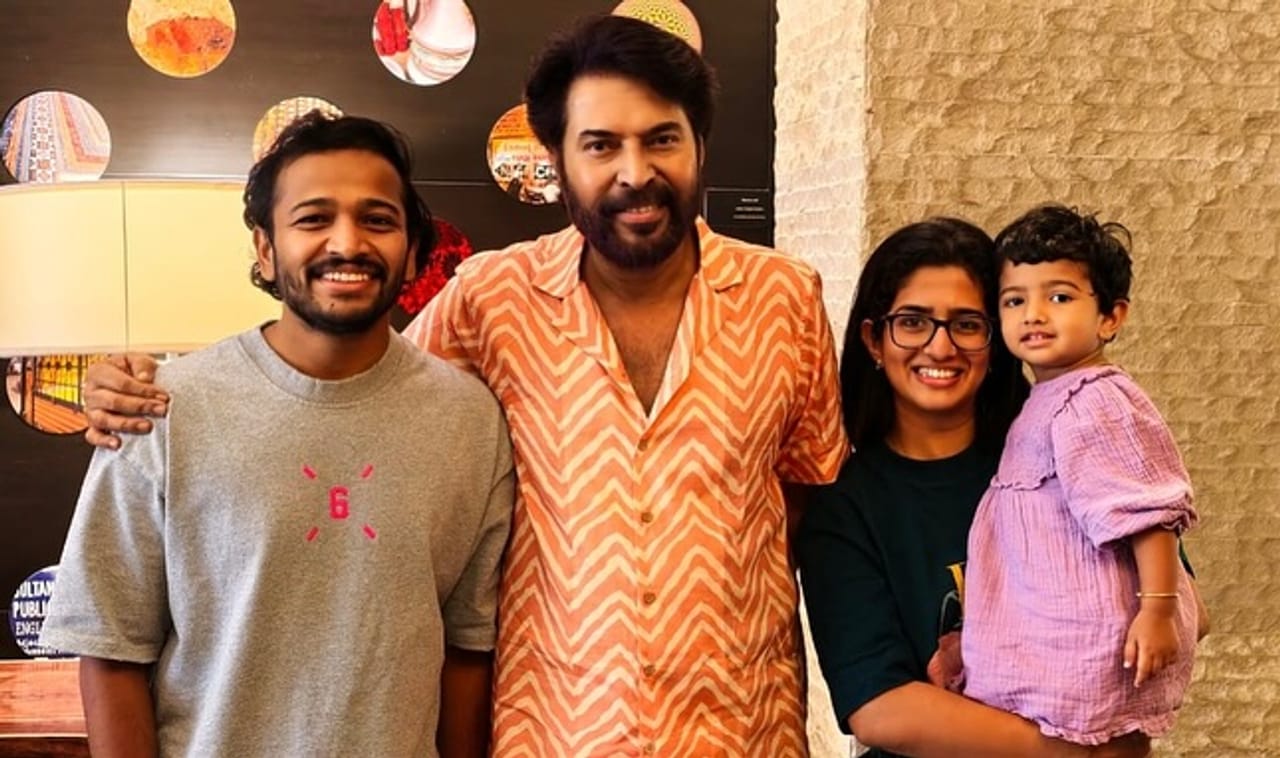 മകൾ മമ്മൂട്ടിയെ കണ്ട നിമിഷം പങ്കുവച്ച് നടനും സംവിധായകനുമായ ബേസിൽ ജോസഫ്. തന്റെ കുടുംബത്തിന് ഒരിക്കലും മറക്കാനാവാത്ത നിമിഷമായിരുന്നു ഇതെന്ന് കുറിച്ചുകൊണ്ടായിരുന്നു ബേസിൽ ഇൻസ്റ്റാ​ഗ്രാമിൽ ചിത്രങ്ങൾ പങ്കുവച്ചത്. മകൾ ഹോപ്പുമായി മമ്മൂട്ടി നടത്തിയ രസകരമായ സംഭാഷണത്തെക്കുറിച്ചും ബേസിൽ കുറിപ്പിൽ പറയുന്നുണ്ട്. (Image Credits: Instagram)