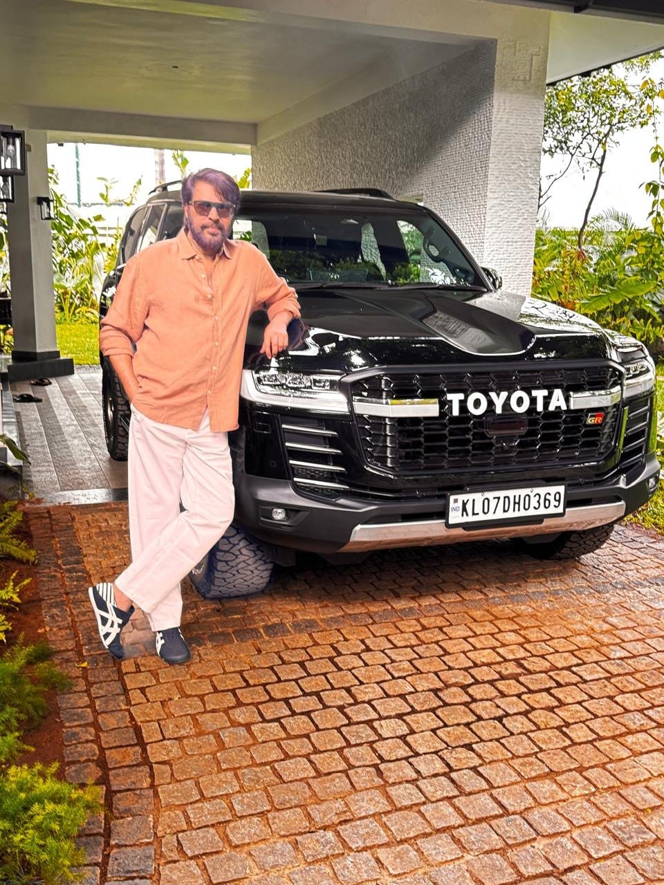 അതേസമയം ഏഴ് മാസത്തെ ഇടവേളയ്ക്ക് ശേഷം സെപ്റ്റംബർ അവസാനമാണ് മമ്മൂട്ടി വീണ്ടും സിനിമയിലേക്ക് മടങ്ങിയെത്തിയത്. മഹേഷ് നാരായണന്‍ സംവിധാനം ചെയ്യുന്ന പാട്രിയറ്റ് എന്ന സിനിമയുടെ ചിത്രീകരണത്തിലാണ് താരം.
