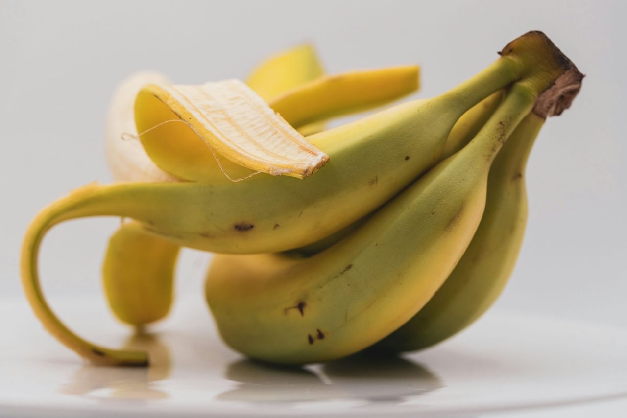 അതിരാവിലെ വെറും വയറ്റിൽ ഏത്തപ്പഴം കഴിക്കുന്നത് നല്ലതോ ചീത്തയോ?  ഏറ്റവും പോഷകസമൃദ്ധമായ പഴങ്ങളിൽ ഒന്നാണ് വാഴപ്പഴം.  നിങ്ങളുടെ ശരീരത്തിന് ആവശ്യമായ ധാതുക്കളും ഊർജ്ജവും ഇത് നൽകുന്നു. വയറ് നിറയുമെന്നതിന് അപ്പുറം വെറും വയറ്റിൽ വാഴപ്പഴം കഴിക്കുന്നതുകൊണ്ട് എന്താണ് സംഭവിക്കുന്നത്. വാഴപ്പഴം കഴിക്കുന്നതിലൂടെ ശരീരത്തിനുണ്ടാകുന്ന മാറ്റങ്ങൾ എന്തെല്ലാമെന്ന് നോക്കാം. (Image Credits: Unsplash)