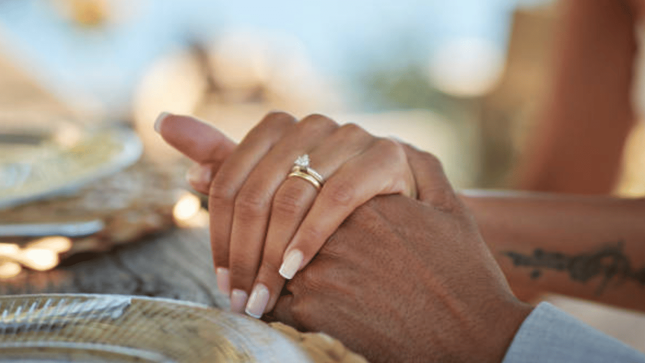 വിവാഹജീവിതത്തിൽ സ്നേഹത്തിനും വിശ്വാസത്തിനുമാണ് പ്രാധാന്യം. പരാജയം, ദേഷ്യം, കുടുംബം, മാറ്റങ്ങൾ എന്നിവയെ രണ്ട് വ്യക്തികൾ എങ്ങനെ കൈകാര്യം ചെയ്യുന്നു എന്നതിനനുസരിച്ചിരിക്കും മുന്നോട്ടുള്ള ജീവിതം. (​Image Credit: Getty Images)