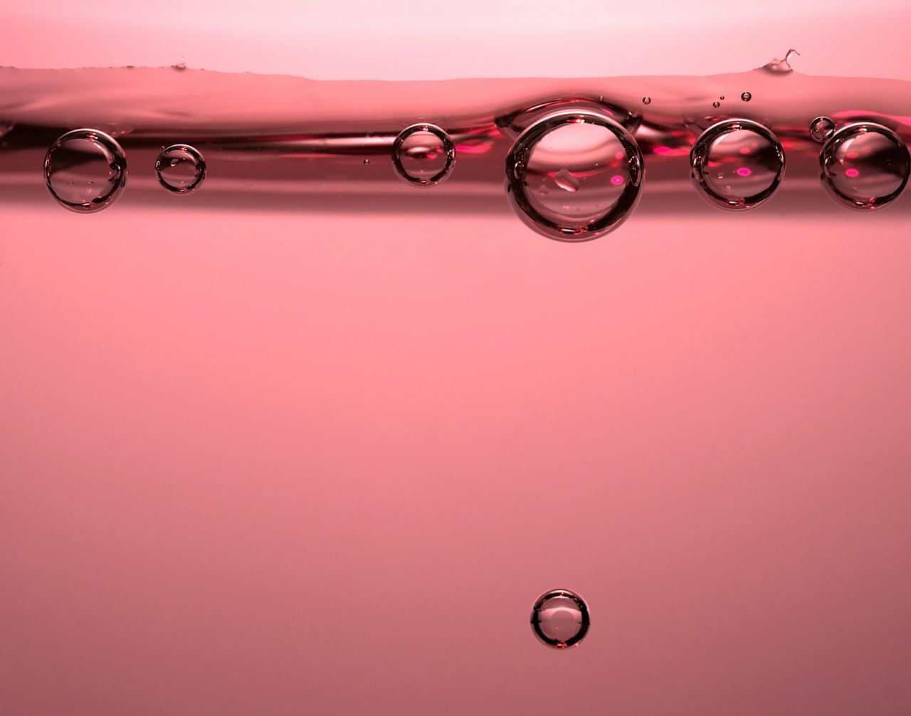 മുഖക്കുരു, എക്‌സിമ, സൂര്യതാപം തുടങ്ങിയവ മൂലമുണ്ടാകുന്ന ചർമ്മത്തിലെ വീക്കം അല്ലെങ്കിൽ പ്രകോപനം എന്നിവ ശമിപ്പിക്കാൻ റോസ് വാട്ടറിന് കഴിവുണ്ട്. ആന്റിഓക്‌സിഡന്റുകളാൽ സമ്പന്നമായ റോസ് വാട്ടർ, മലിനീകരണം, അൾട്രാവയലറ്റ് രശ്മികൾ തുടങ്ങിയ പാരിസ്ഥിതിക ഘടകങ്ങളാൽ ഉണ്ടാകുന്ന ഓക്‌സിഡേറ്റീവ് സമ്മർദ്ദത്തെ ചെറുക്കാൻ സഹായിക്കുന്നു. ഈ ആന്റിഓക്‌സിഡന്റുകൾ ചർമ്മകോശങ്ങളെ സംരക്ഷിക്കുകയും, നേർത്ത വരകളും ചുളിവുകളും കുറയ്ക്കുകയും ചെയ്യുന്നു. (Credits: Unsplash/Getty Images)