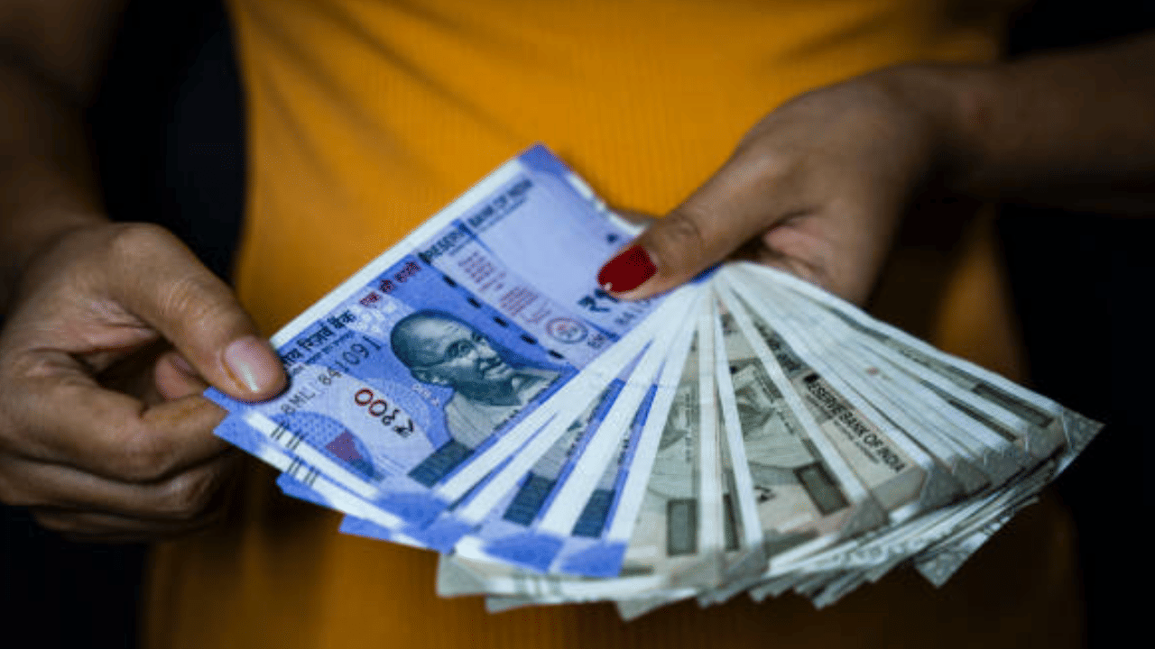 ആചാര്യ ചാണക്യന്റെ അഭിപ്രായത്തിൽ, മോഷണത്തിലൂടെ സമ്പാദിക്കുന്ന പണം കൊണ്ട് ഒരു പ്രയോജനവുമില്ല. പണം മോഷ്ടിക്കുന്നത് ഒരു ആത്മീയ സംതൃപ്തിയും നൽകുന്നില്ല, കൂടാതെ മോഷ്ടിക്കുന്ന വ്യക്തിക്ക് സമൂഹത്തിൽ ബഹുമാനവും നഷ്ടപ്പെടുന്നു. (Image Credit: Getty Images)