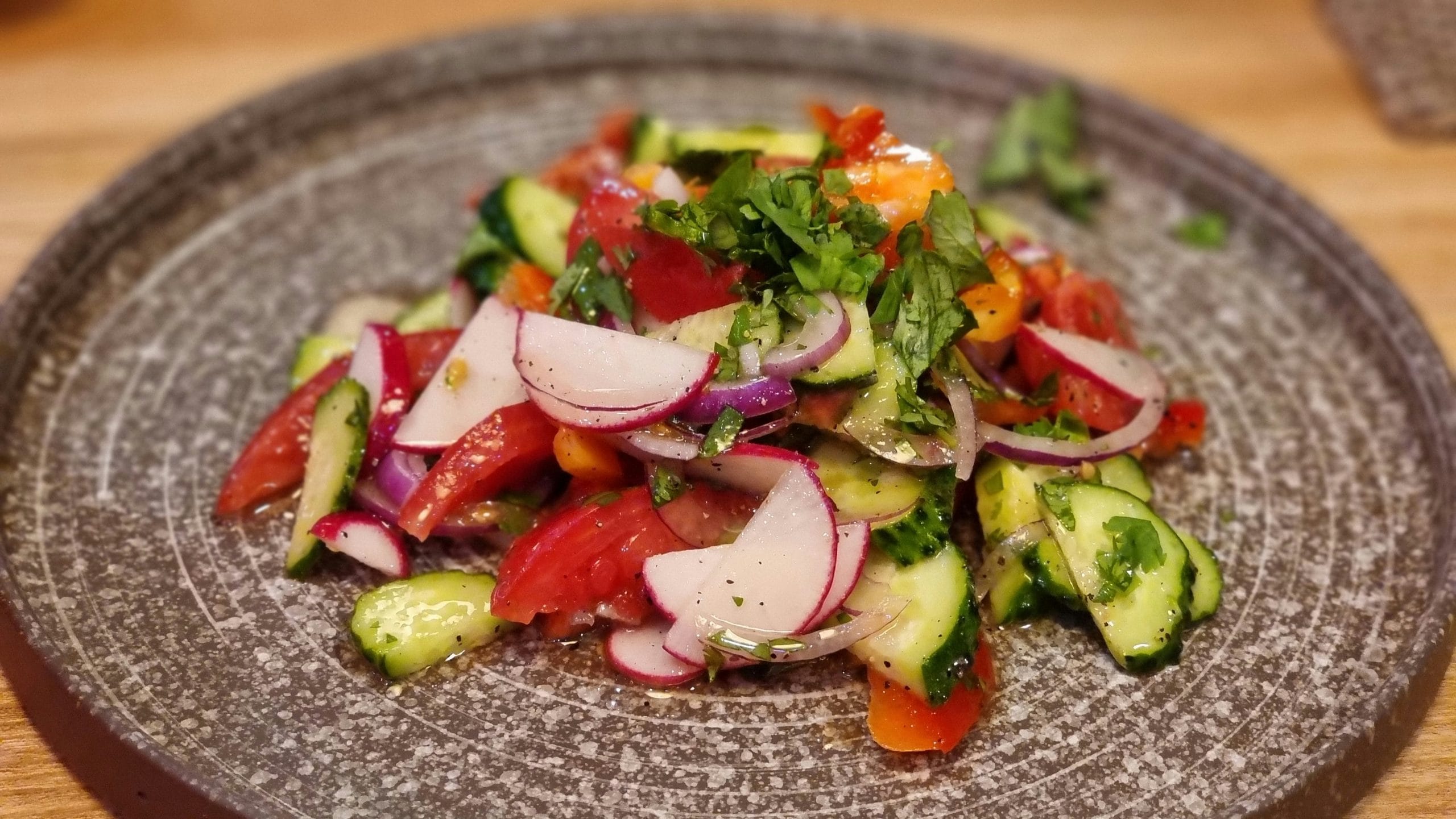 ആന്റിഓക്‌സിഡന്റുകളും സിങ്കും: വിറ്റാമിൻ സി, ഇ പോലുള്ള ആന്റിഓക്‌സിഡന്റുകൾ കണ്ണുകളെ ഓക്‌സിഡേറ്റീവ് സമ്മർദ്ദത്തിൽ നിന്ന് സംരക്ഷിക്കുന്നു. ഇത് തിമിരത്തിനും പ്രായവുമായി ബന്ധപ്പെട്ട മാക്കുലാർ ഡീജനറേഷനും (AMD) കാരണമാകുന്നു. സിട്രസ് പഴങ്ങൾ, നട്‌സ്, വിത്തുകൾ എന്നിവ ഇതിനെതിരെ പോരാടുന്ന മികച്ച ഉറവിടങ്ങളാണ്. റെറ്റിനയുടെ പ്രവർത്തനത്തിലും സിങ്ക് ഒരു പ്രധാന പങ്ക് വഹിക്കുന്നു, കൂടാതെ ബീൻസ്, ധാന്യങ്ങൾ, കടൽ ഭക്ഷണങ്ങൾ എന്നിവ കൂടുതൽ കഴിക്കുക.  Photos Credit: Unsplash
