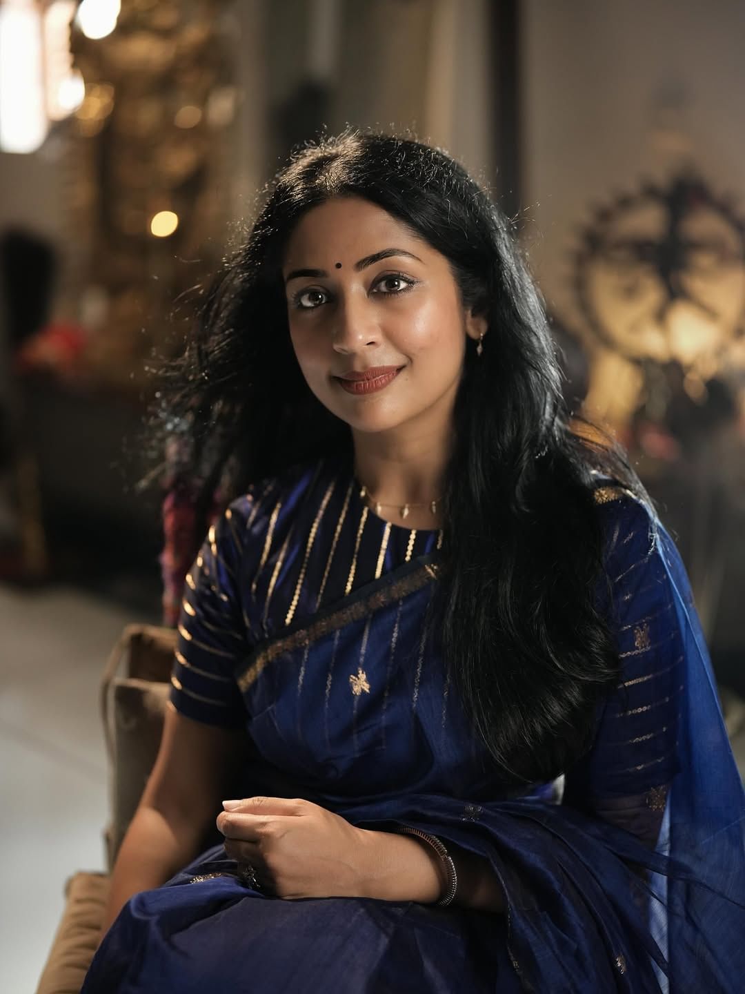 മലയാളികൾക്ക് ഇന്നും സ്വന്തം ബാലാമണിയാണ് നവ്യ നായർ. അതുകൊണ്ട് തന്നെ ഇന്നും താരത്തിന്റെ വിശേഷങ്ങൾ അറിയാൻ എല്ലാവർക്ക് ഏറെ താത്പര്യമാണ്. സോഷ്യൽ മീഡിയയിൽ സജീവമായ താരം തന്റെ വിശേഷങ്ങൾ പങ്കുവയ്ക്കാറുമുണ്ട്. ഇപ്പോഴിതാ നടി പങ്കുവച്ച ഒരു പോസ്റ്റാണ് സോഷ്യൽ മീഡിയയിൽ നോവായി മാറിയിരിക്കുന്നത്. (Image Credits: Instagram)