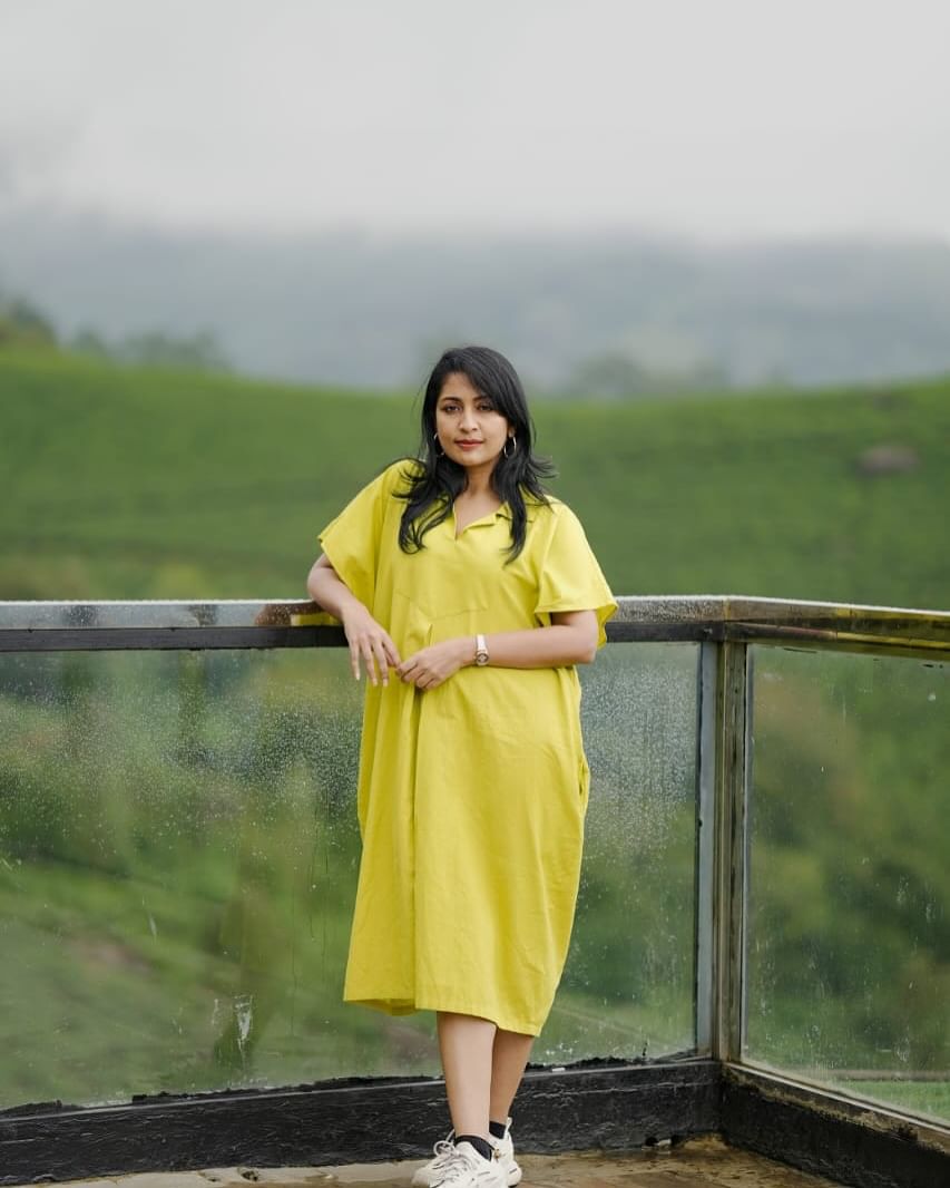 മലയാളികൾക്ക് എന്നും പ്രിയപ്പെട്ട നായികയാണ് നടി നവ്യ നായർ. സിനിമയും നൃത്തവുമെല്ലാമായി തന്റേതായ തിരക്കുകളിലാണ് നവ്യ ഇപ്പോൾ. ഇതിന്റെ വിശേഷങ്ങൾ താരം തന്നെ സോഷ്യൽ മീഡിയയിലൂടെ പങ്കുവയ്ക്കാറുണ്ട്. ഇതിനിടെയിൽ നവ്യ ഡിവോഴ്സായോ എന്ന തരത്തിലുള്ള ചർച്ചകൾ ഉയർന്നിരുന്നു. (Image Credits: Instagram)