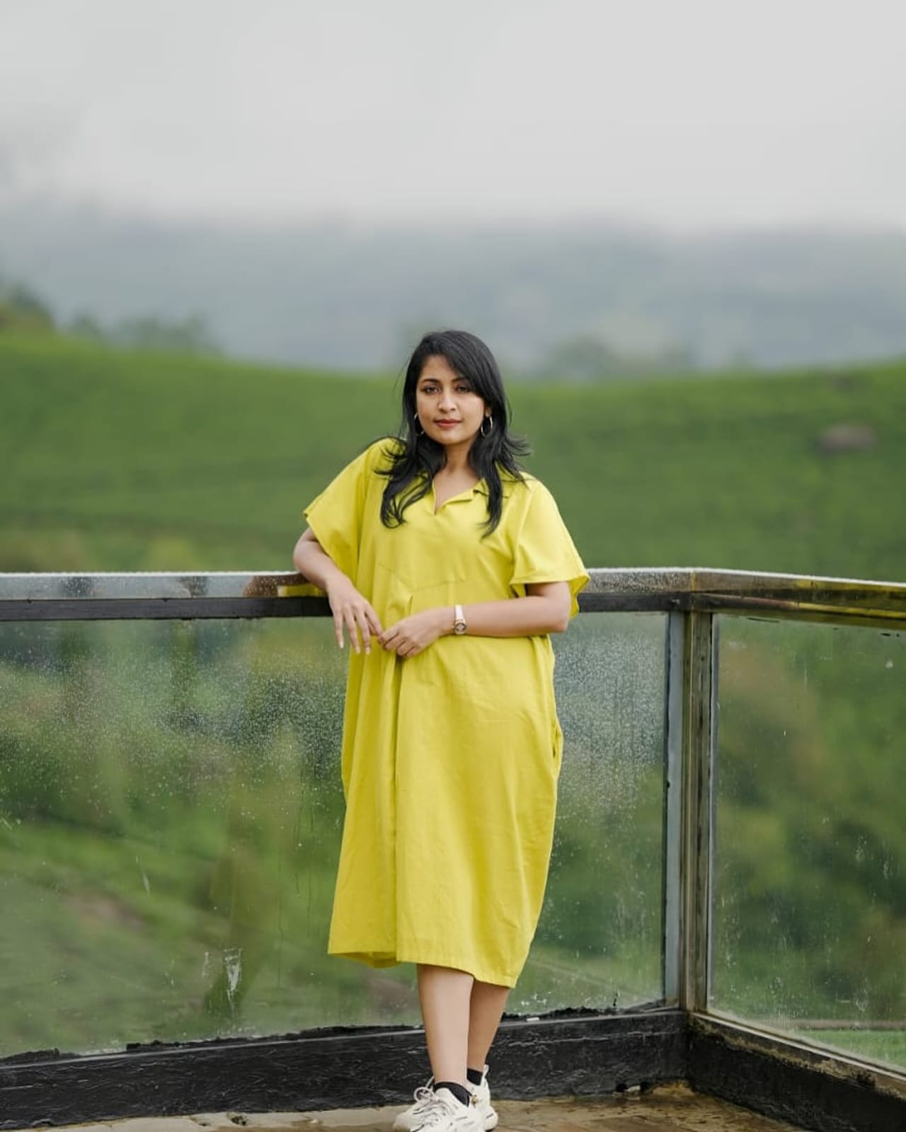 മലയാളികൾക്ക് എന്നും പ്രിയപ്പെട്ട നായികയാണ് നടി നവ്യ നായർ. സിനിമയും നൃത്തവുമെല്ലാമായി തന്റേതായ തിരക്കുകളിലാണ് നവ്യ ഇപ്പോൾ. ഇതിന്റെ വിശേഷങ്ങൾ താരം തന്നെ സോഷ്യൽ മീഡിയയിലൂടെ പങ്കുവയ്ക്കാറുണ്ട്. ഇതിനിടെയിൽ‌ നവ്യ ഡിവോഴ്സായോ എന്ന തരത്തിലുള്ള ചർച്ചകൾ ഉയർന്നിരുന്നു. (Image Credits: Instagram)
